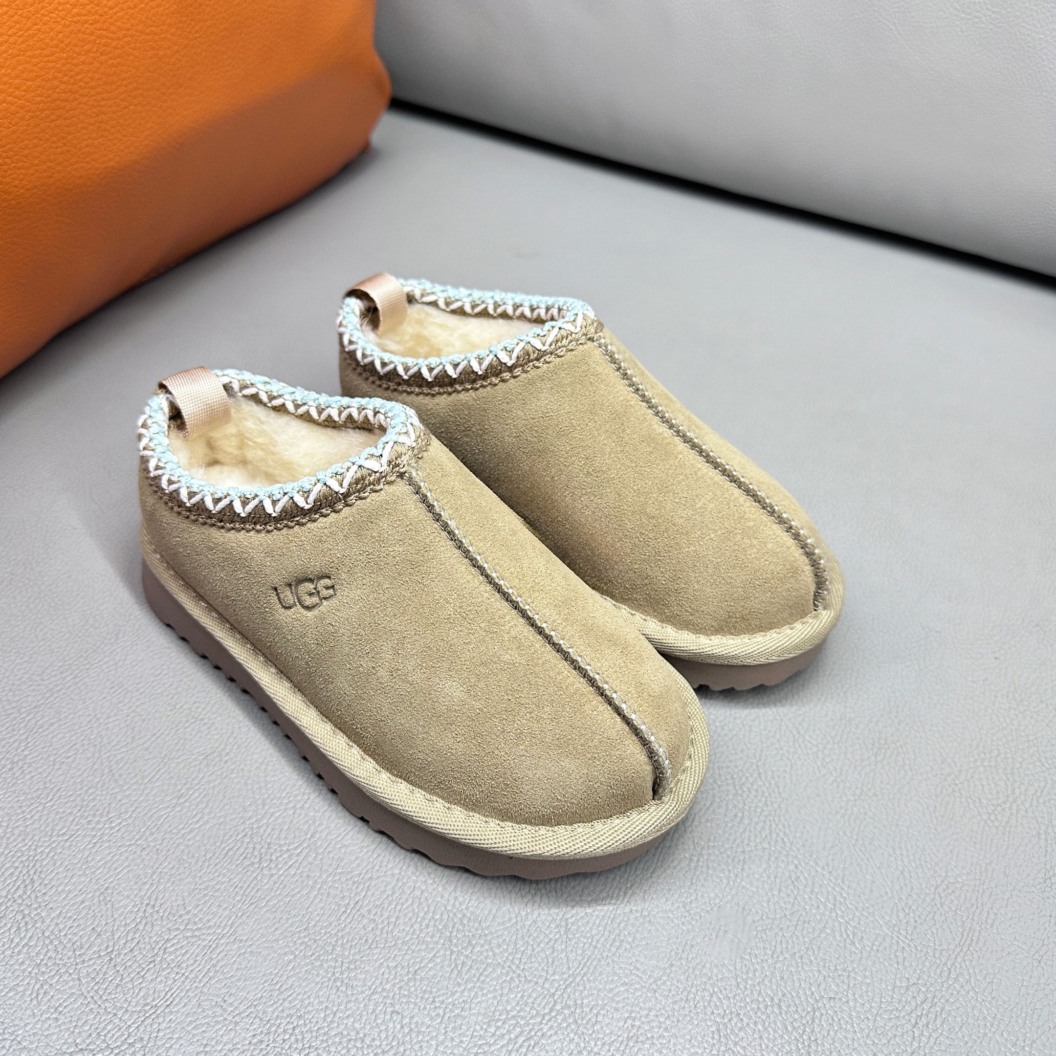 图片[5]-官网正确版UGG儿童Tazz塔茨乐福鞋一脚蹬懒人鞋🚀UGG Tasman 民族风儿童半拖鞋 小红书爆款 此款构思于中国民族传统服饰文化绚丽多彩，工艺精湛，款式别致，风格独特，充分的展现着本民族的风采，成为时下国际最流行时尚元素！ 时尚舒适鞋 户外雪地靴 俏皮可爱的百变造型， 美国轻奢品牌🐑UGG 平底系列冬季 雪地休闲保暖毛毛雪地靴。材料采用原厂防污防水皮料 防滑耐磨轻翼大底 保暖性能十足 严寒季节。羊皮毛一体 1.1隆丰原材料 Treadlite by UGG.轻翼大底，将给你带来新奇别致的温暖和舒适体验。内嵌人造卷曲羊毛毛绒里衬和鞋垫 四色：棕色 黑色 沙色 墨绿色 尺码：26-39 建议选择大一码-选品中心