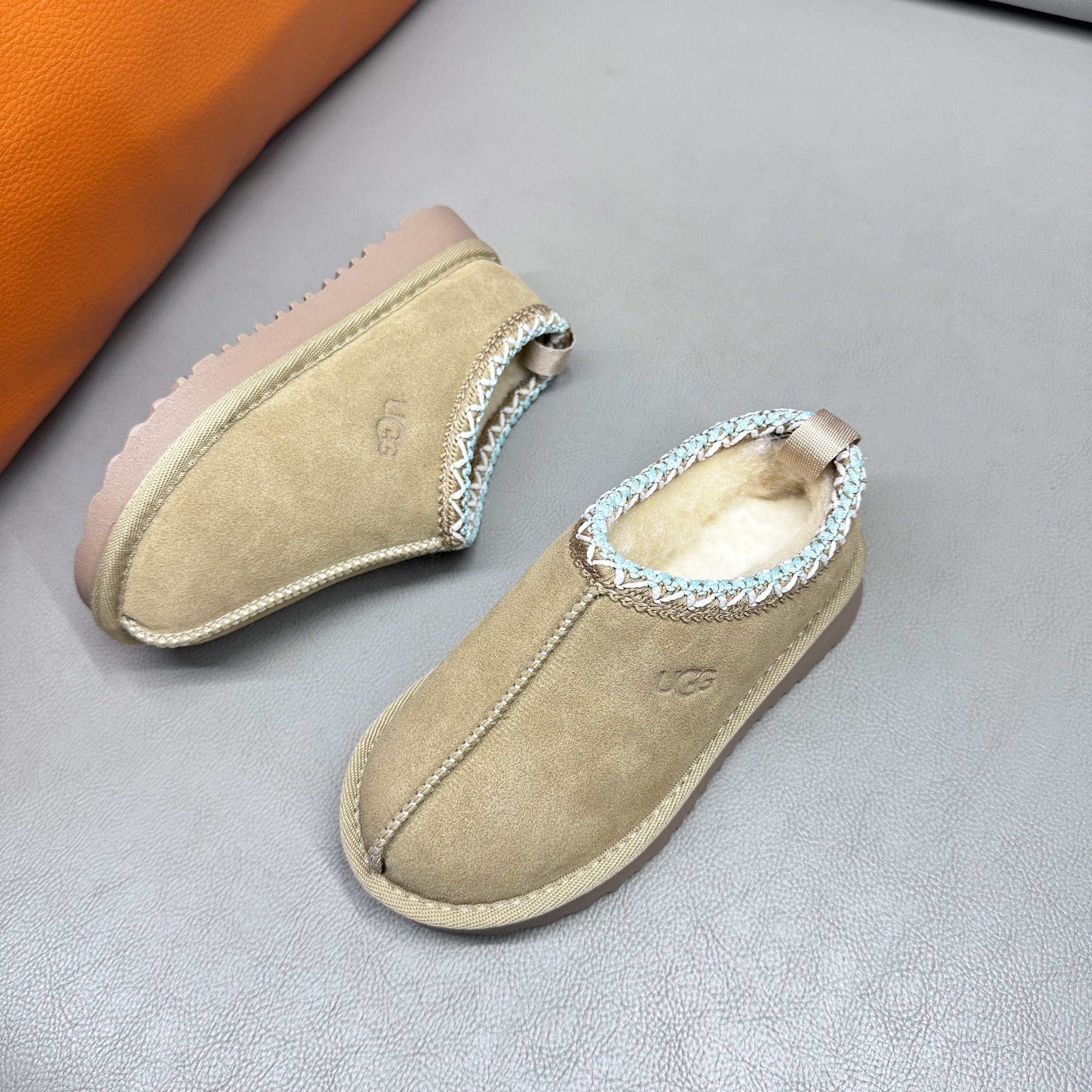 图片[9]-官网正确版UGG儿童Tazz塔茨乐福鞋一脚蹬懒人鞋🚀UGG Tasman 民族风儿童半拖鞋 小红书爆款 此款构思于中国民族传统服饰文化绚丽多彩，工艺精湛，款式别致，风格独特，充分的展现着本民族的风采，成为时下国际最流行时尚元素！ 时尚舒适鞋 户外雪地靴 俏皮可爱的百变造型， 美国轻奢品牌🐑UGG 平底系列冬季 雪地休闲保暖毛毛雪地靴。材料采用原厂防污防水皮料 防滑耐磨轻翼大底 保暖性能十足 严寒季节。羊皮毛一体 1.1隆丰原材料 Treadlite by UGG.轻翼大底，将给你带来新奇别致的温暖和舒适体验。内嵌人造卷曲羊毛毛绒里衬和鞋垫 四色：棕色 黑色 沙色 墨绿色 尺码：26-39 建议选择大一码-选品中心