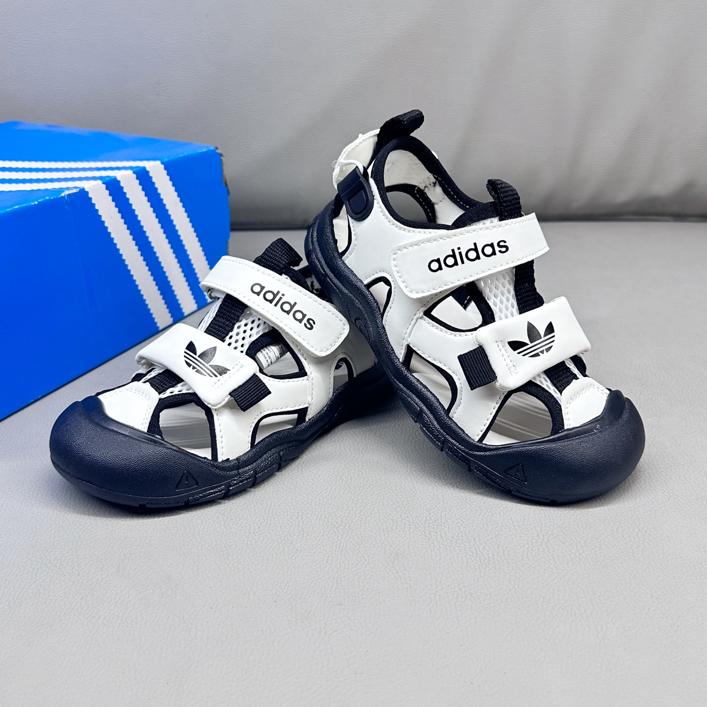 图片[5]-AD魔术贴溯溪软底儿童沙滩凉鞋26-37码 🧦这双Adidas儿童凉鞋💖不仅设计时尚，还超级贴心哦！🌟它们采用了超方便的魔术贴设计，让小脚丫穿脱自如-选品中心