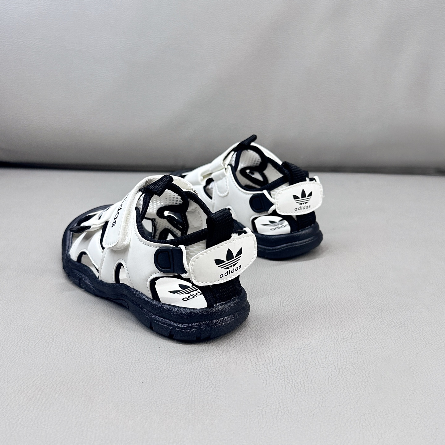 图片[3]-AD魔术贴溯溪软底儿童沙滩凉鞋26-37码 🧦这双Adidas儿童凉鞋💖不仅设计时尚，还超级贴心哦！🌟它们采用了超方便的魔术贴设计，让小脚丫穿脱自如-选品中心