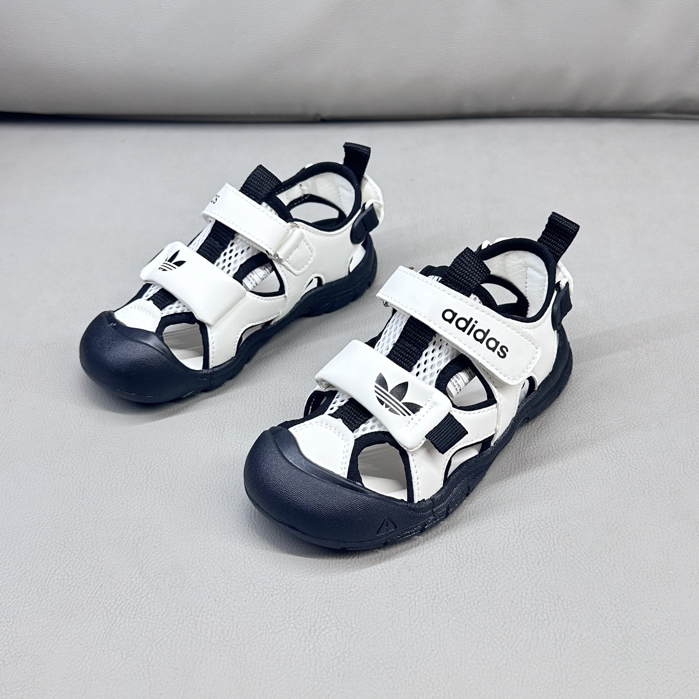 图片[2]-AD魔术贴溯溪软底儿童沙滩凉鞋26-37码 🧦这双Adidas儿童凉鞋💖不仅设计时尚，还超级贴心哦！🌟它们采用了超方便的魔术贴设计，让小脚丫穿脱自如-选品中心