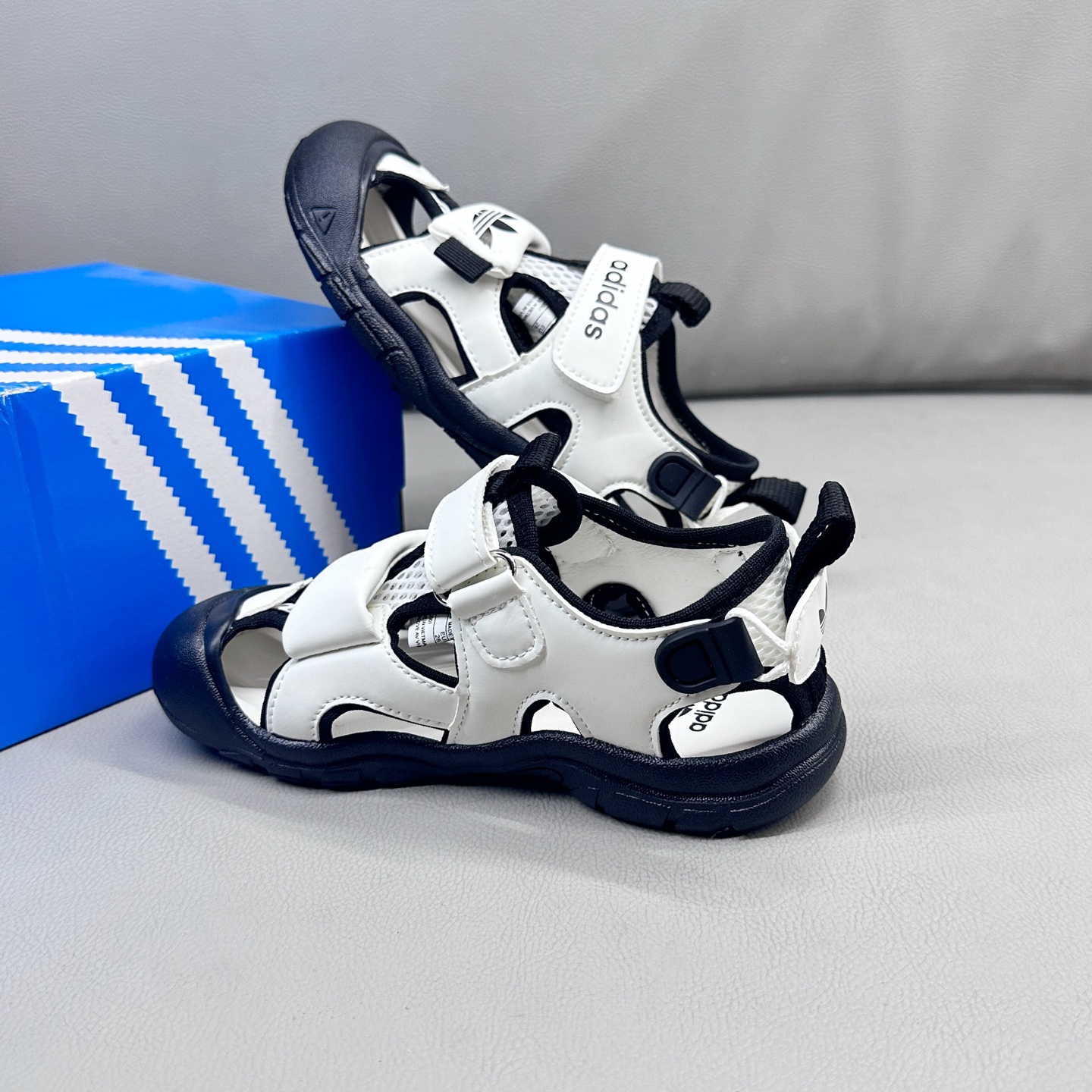 图片[7]-AD魔术贴溯溪软底儿童沙滩凉鞋26-37码 🧦这双Adidas儿童凉鞋💖不仅设计时尚，还超级贴心哦！🌟它们采用了超方便的魔术贴设计，让小脚丫穿脱自如-选品中心
