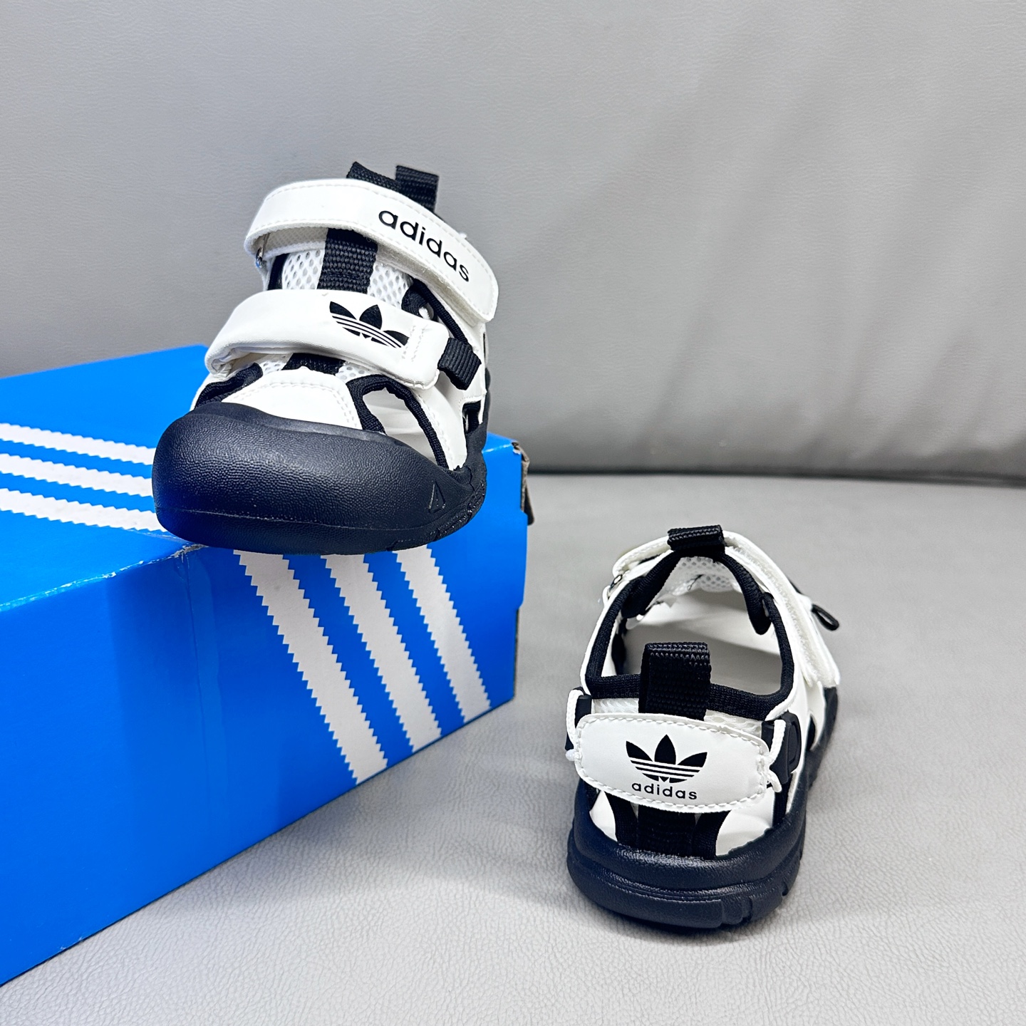图片[6]-AD魔术贴溯溪软底儿童沙滩凉鞋26-37码 🧦这双Adidas儿童凉鞋💖不仅设计时尚，还超级贴心哦！🌟它们采用了超方便的魔术贴设计，让小脚丫穿脱自如-选品中心