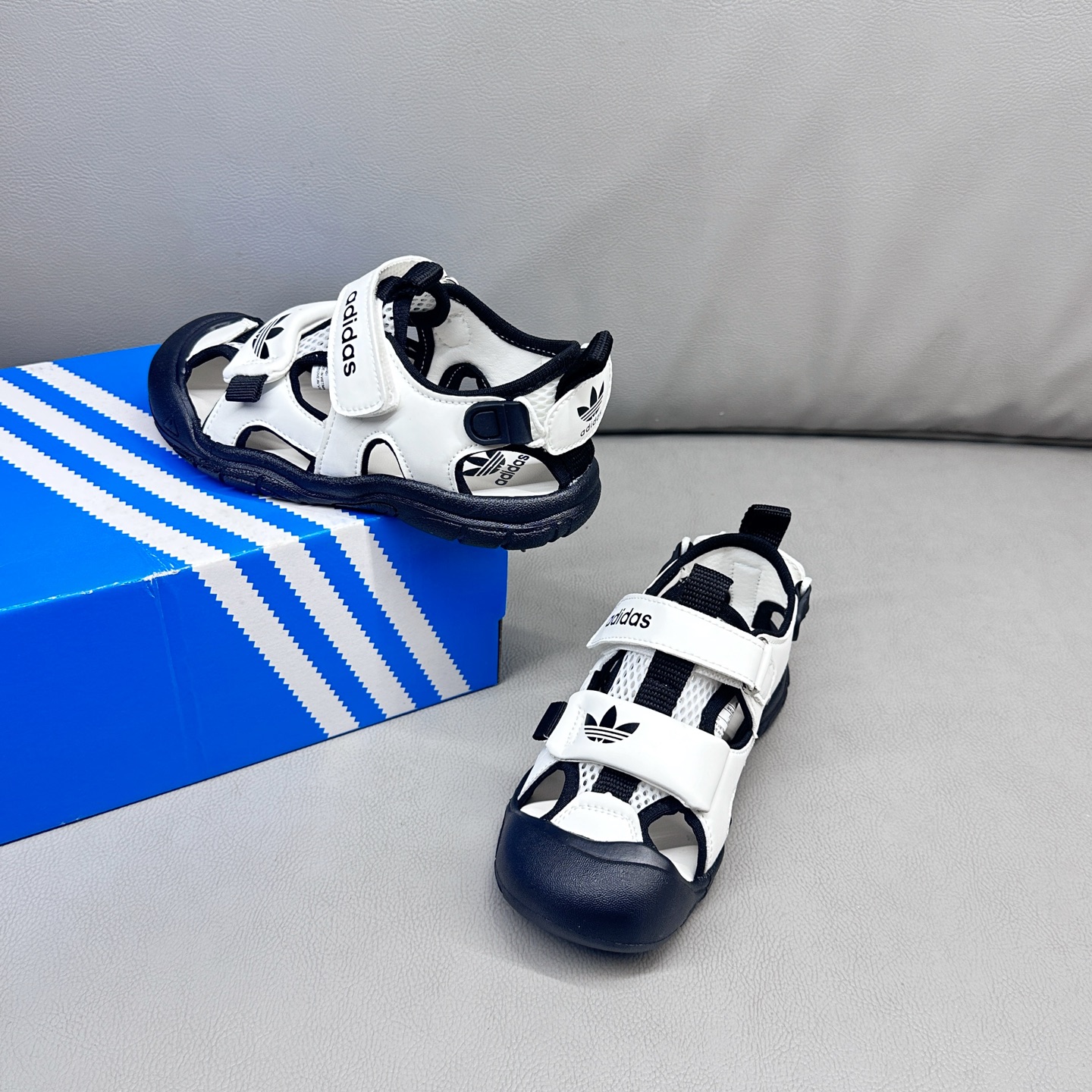 图片[9]-AD魔术贴溯溪软底儿童沙滩凉鞋26-37码 🧦这双Adidas儿童凉鞋💖不仅设计时尚，还超级贴心哦！🌟它们采用了超方便的魔术贴设计，让小脚丫穿脱自如-选品中心