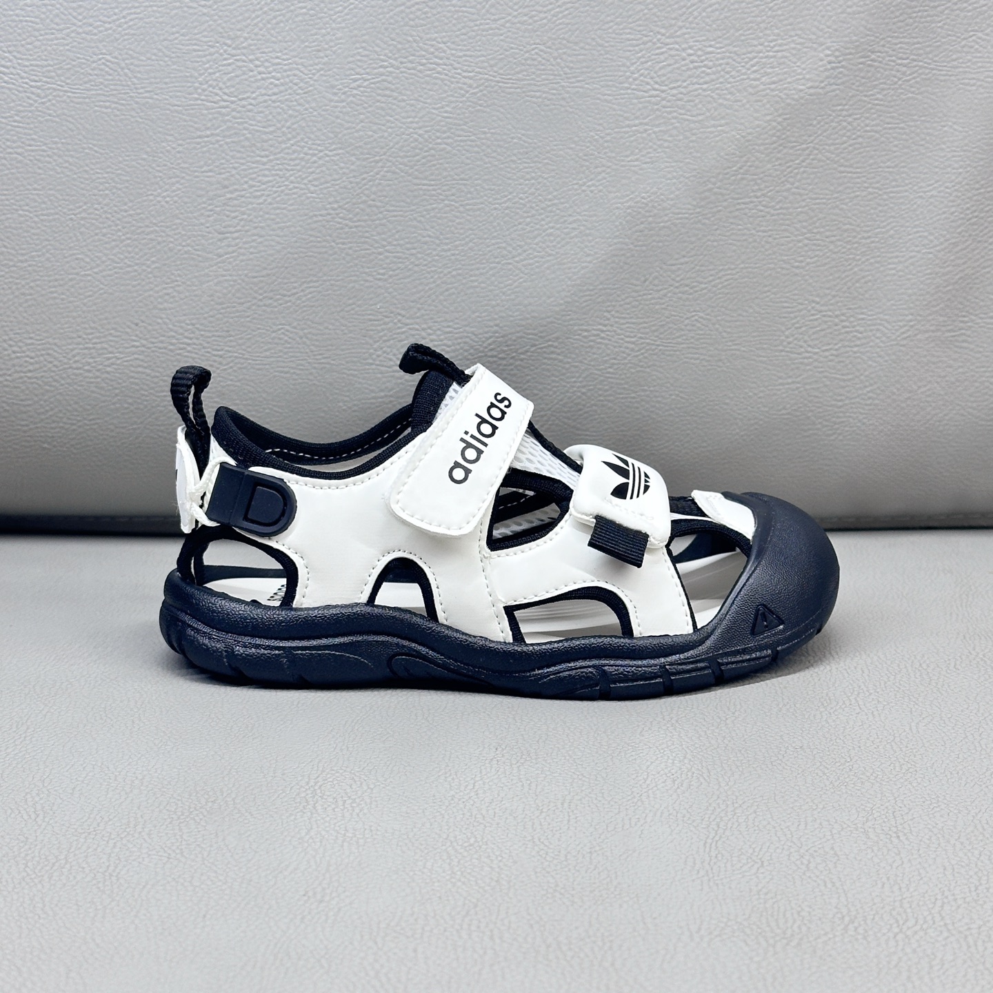 AD魔术贴溯溪软底儿童沙滩凉鞋26-37码 🧦这双Adidas儿童凉鞋💖不仅设计时尚，还超级贴心哦！🌟它们采用了超方便的魔术贴设计，让小脚丫穿脱自如-选品中心