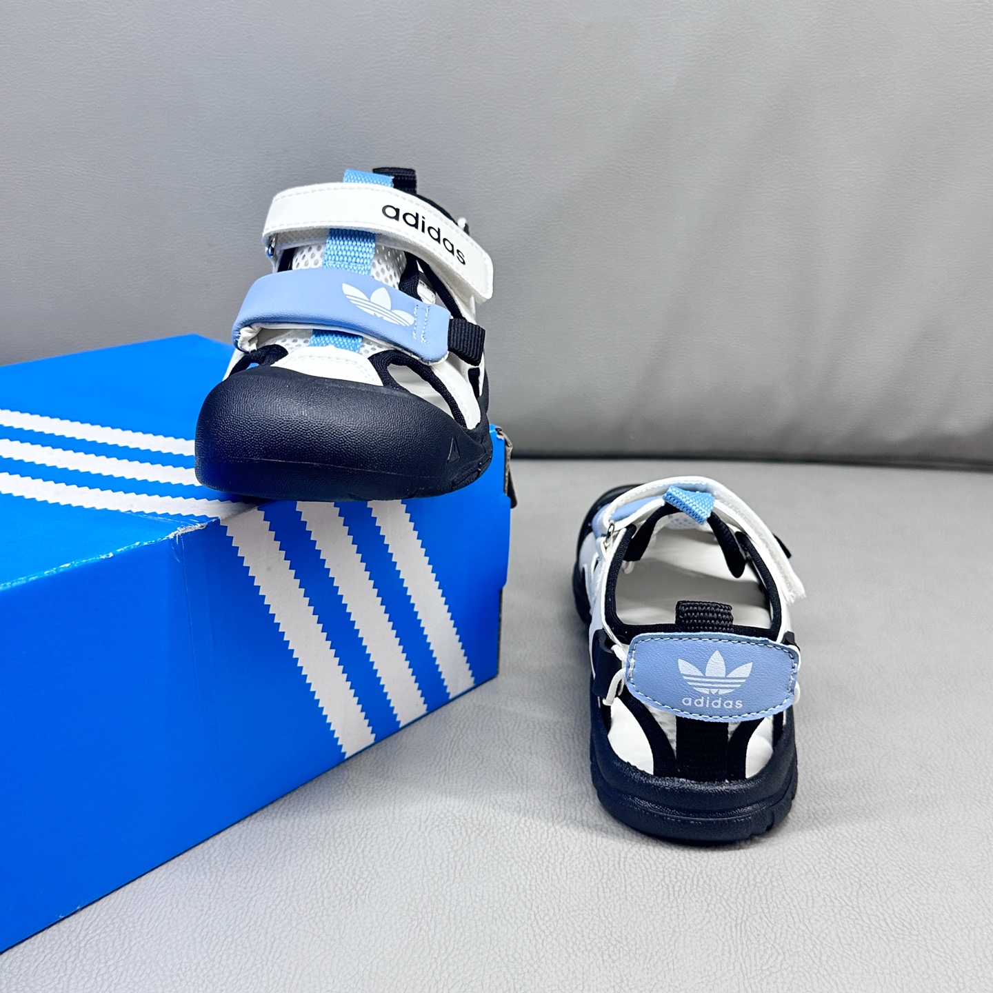 图片[6]-AD魔术贴溯溪软底儿童沙滩凉鞋26-37码 🧦这双Adidas儿童凉鞋💖不仅设计时尚，还超级贴心哦！🌟它们采用了超方便的魔术贴设计，让小脚丫穿脱自如-选品中心