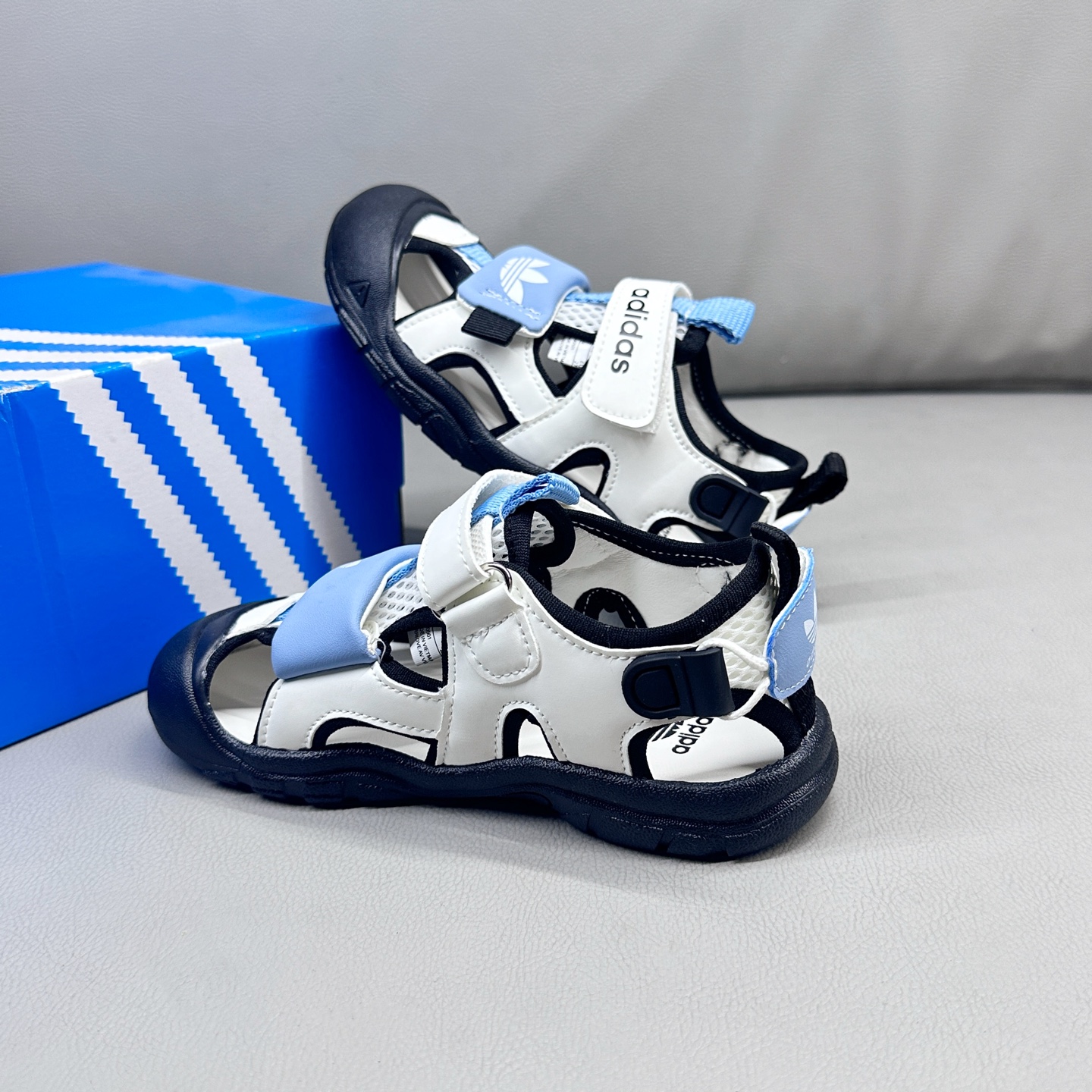 图片[7]-AD魔术贴溯溪软底儿童沙滩凉鞋26-37码 🧦这双Adidas儿童凉鞋💖不仅设计时尚，还超级贴心哦！🌟它们采用了超方便的魔术贴设计，让小脚丫穿脱自如-选品中心