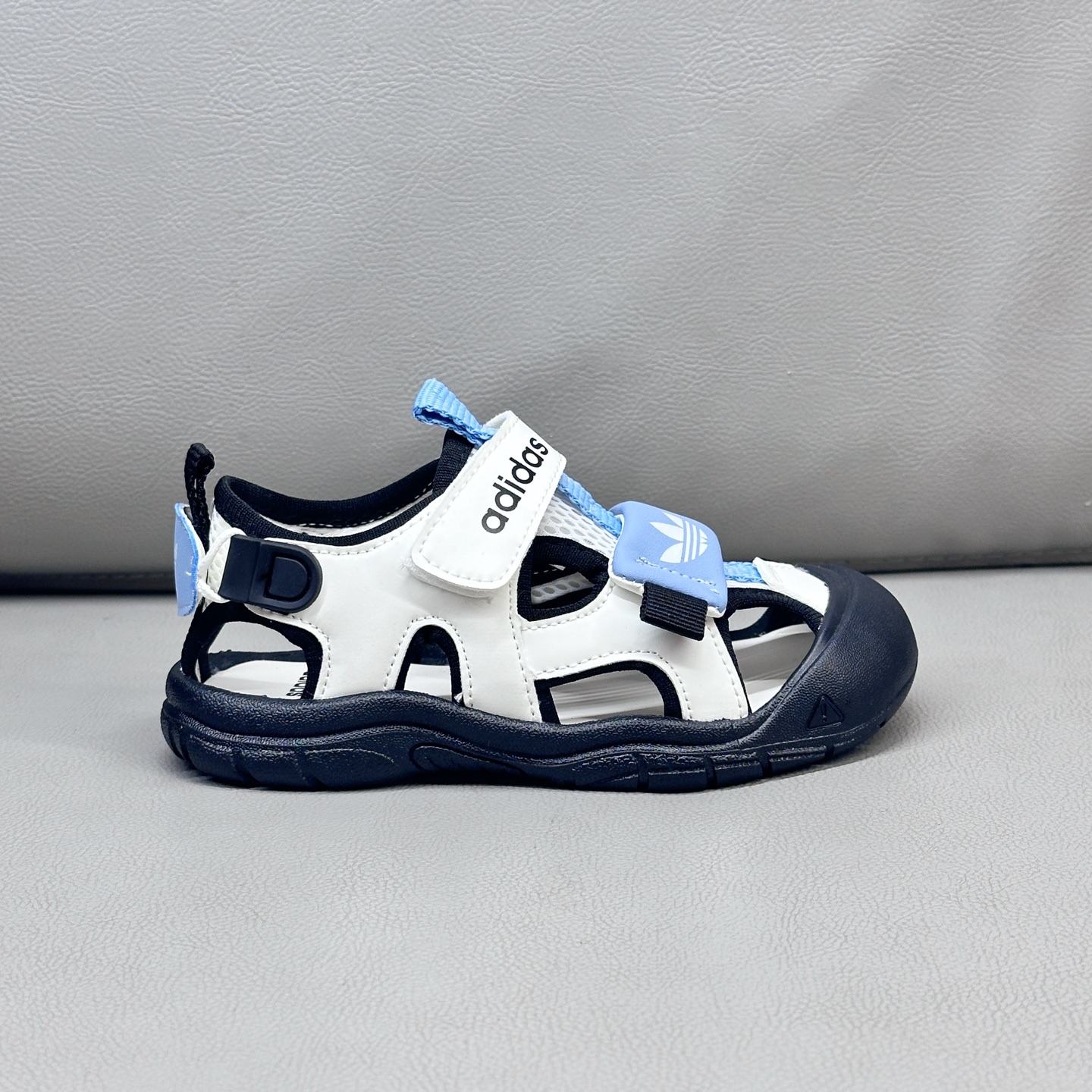 AD魔术贴溯溪软底儿童沙滩凉鞋26-37码 🧦这双Adidas儿童凉鞋💖不仅设计时尚，还超级贴心哦！🌟它们采用了超方便的魔术贴设计，让小脚丫穿脱自如-选品中心