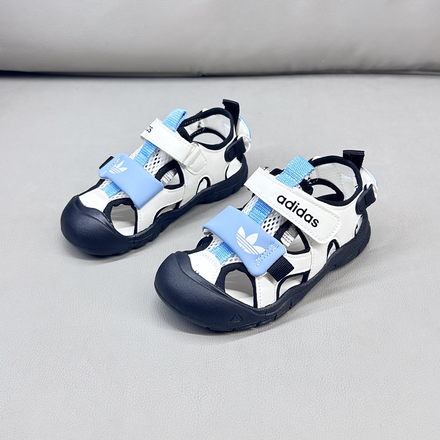 图片[2]-AD魔术贴溯溪软底儿童沙滩凉鞋26-37码 🧦这双Adidas儿童凉鞋💖不仅设计时尚，还超级贴心哦！🌟它们采用了超方便的魔术贴设计，让小脚丫穿脱自如-选品中心