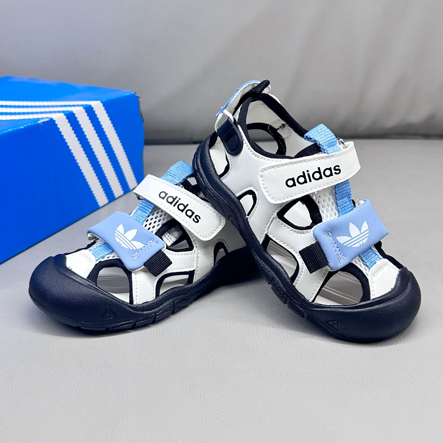 图片[5]-AD魔术贴溯溪软底儿童沙滩凉鞋26-37码 🧦这双Adidas儿童凉鞋💖不仅设计时尚，还超级贴心哦！🌟它们采用了超方便的魔术贴设计，让小脚丫穿脱自如-选品中心