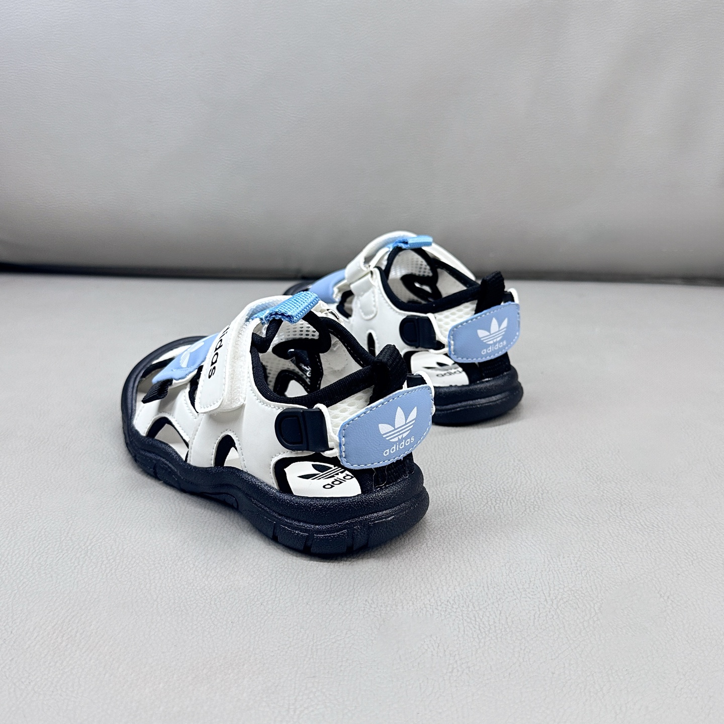 图片[3]-AD魔术贴溯溪软底儿童沙滩凉鞋26-37码 🧦这双Adidas儿童凉鞋💖不仅设计时尚，还超级贴心哦！🌟它们采用了超方便的魔术贴设计，让小脚丫穿脱自如-选品中心