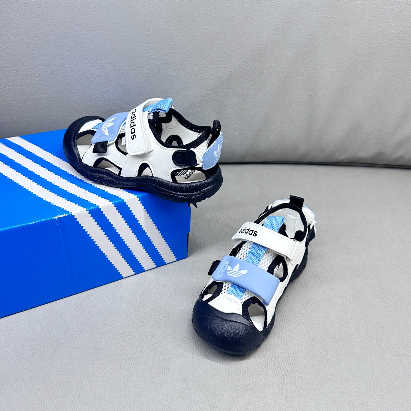 图片[9]-AD魔术贴溯溪软底儿童沙滩凉鞋26-37码 🧦这双Adidas儿童凉鞋💖不仅设计时尚，还超级贴心哦！🌟它们采用了超方便的魔术贴设计，让小脚丫穿脱自如-选品中心