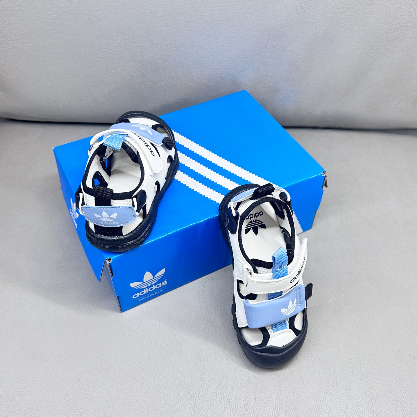 图片[8]-AD魔术贴溯溪软底儿童沙滩凉鞋26-37码 🧦这双Adidas儿童凉鞋💖不仅设计时尚，还超级贴心哦！🌟它们采用了超方便的魔术贴设计，让小脚丫穿脱自如-选品中心