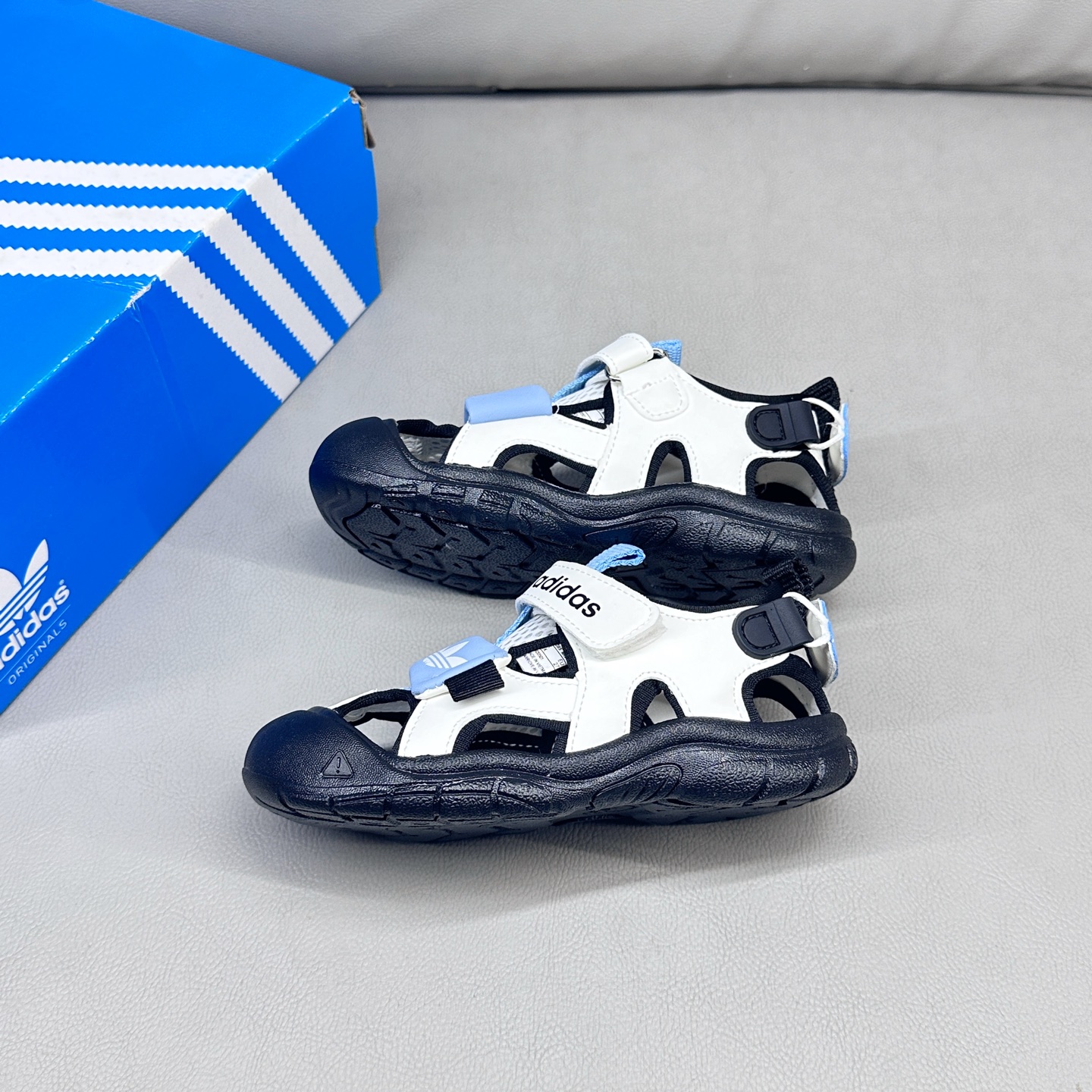 图片[4]-AD魔术贴溯溪软底儿童沙滩凉鞋26-37码 🧦这双Adidas儿童凉鞋💖不仅设计时尚，还超级贴心哦！🌟它们采用了超方便的魔术贴设计，让小脚丫穿脱自如-选品中心