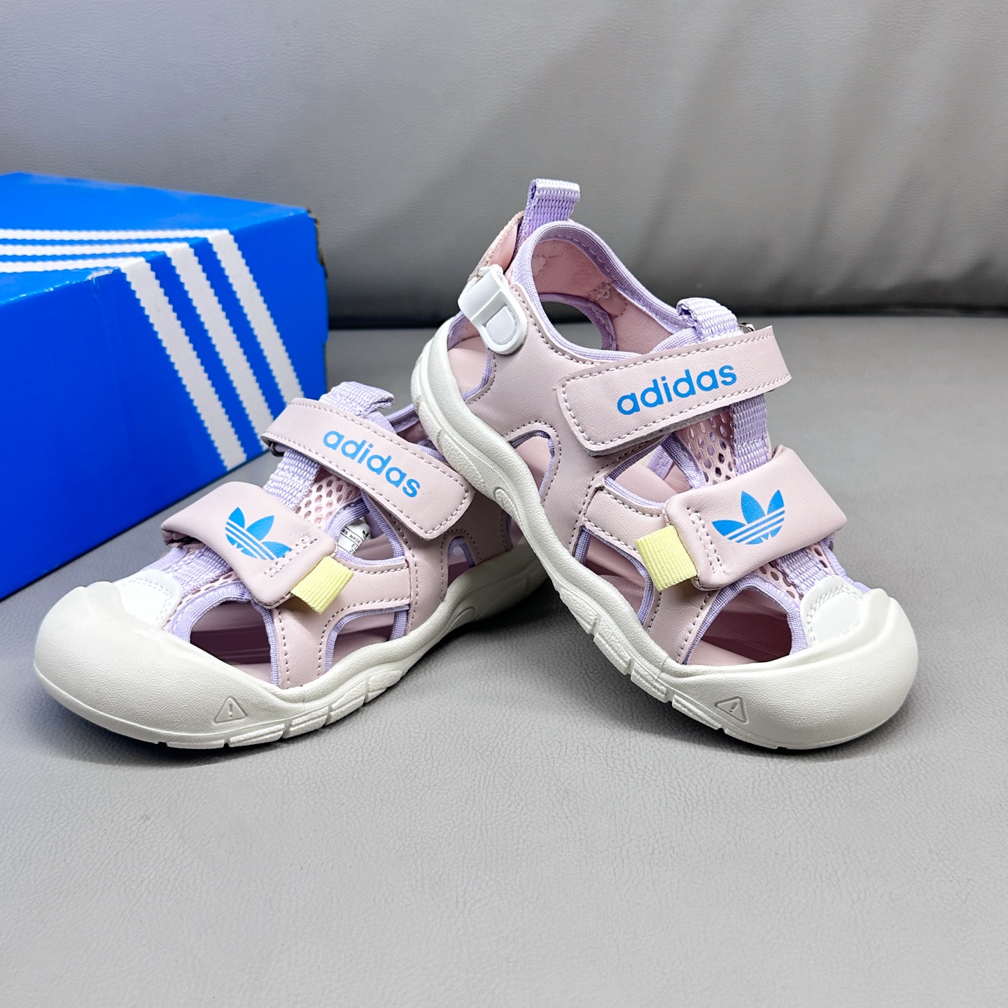 图片[5]-AD魔术贴溯溪软底儿童沙滩凉鞋26-37码 🧦这双Adidas儿童凉鞋💖不仅设计时尚，还超级贴心哦！🌟它们采用了超方便的魔术贴设计，让小脚丫穿脱自如-选品中心