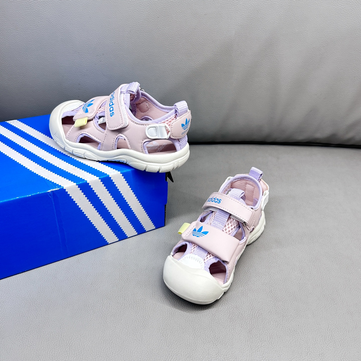 图片[9]-AD魔术贴溯溪软底儿童沙滩凉鞋26-37码 🧦这双Adidas儿童凉鞋💖不仅设计时尚，还超级贴心哦！🌟它们采用了超方便的魔术贴设计，让小脚丫穿脱自如-选品中心