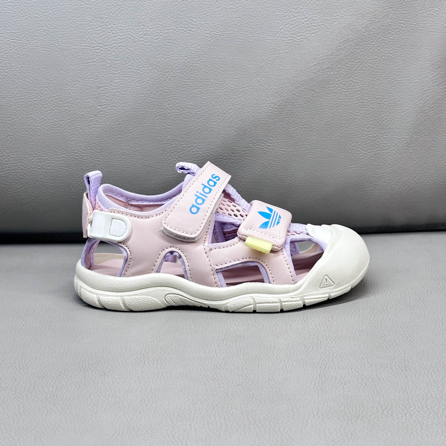 AD魔术贴溯溪软底儿童沙滩凉鞋26-37码 🧦这双Adidas儿童凉鞋💖不仅设计时尚，还超级贴心哦！🌟它们采用了超方便的魔术贴设计，让小脚丫穿脱自如-选品中心