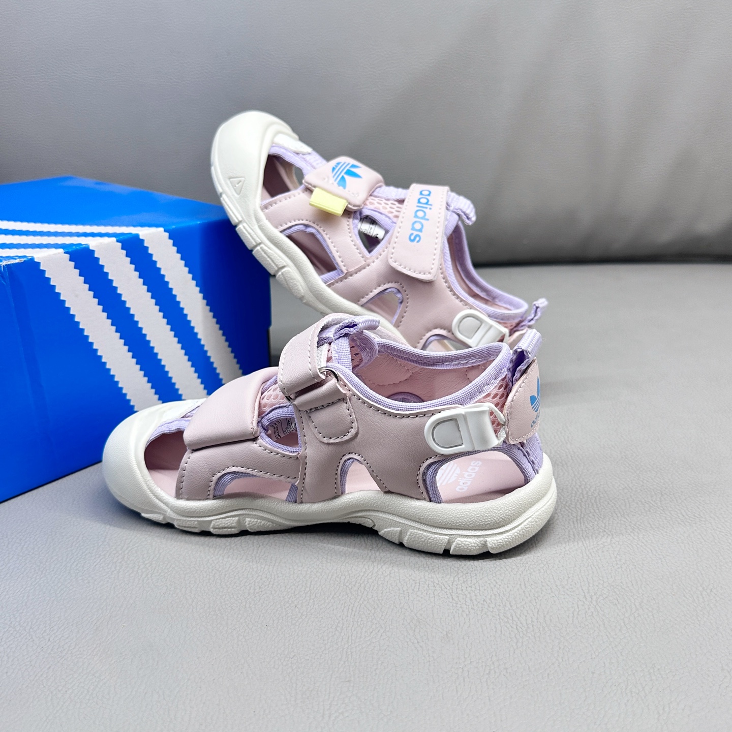 图片[7]-AD魔术贴溯溪软底儿童沙滩凉鞋26-37码 🧦这双Adidas儿童凉鞋💖不仅设计时尚，还超级贴心哦！🌟它们采用了超方便的魔术贴设计，让小脚丫穿脱自如-选品中心