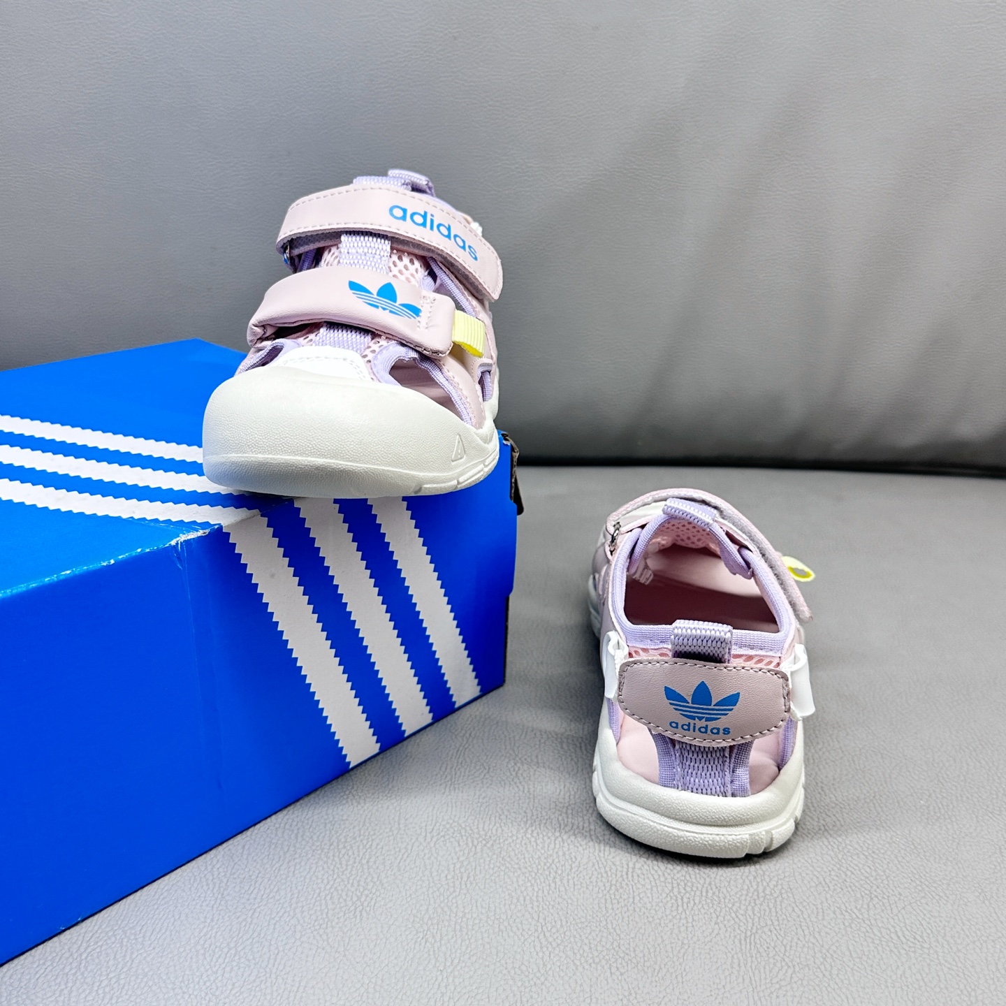 图片[6]-AD魔术贴溯溪软底儿童沙滩凉鞋26-37码 🧦这双Adidas儿童凉鞋💖不仅设计时尚，还超级贴心哦！🌟它们采用了超方便的魔术贴设计，让小脚丫穿脱自如-选品中心