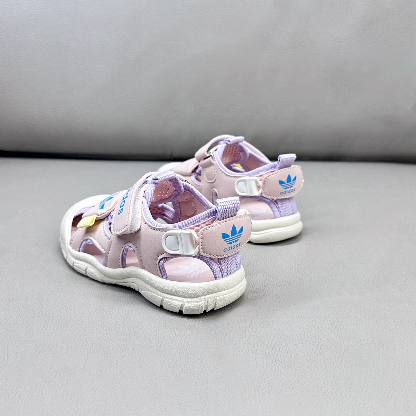 图片[3]-AD魔术贴溯溪软底儿童沙滩凉鞋26-37码 🧦这双Adidas儿童凉鞋💖不仅设计时尚，还超级贴心哦！🌟它们采用了超方便的魔术贴设计，让小脚丫穿脱自如-选品中心