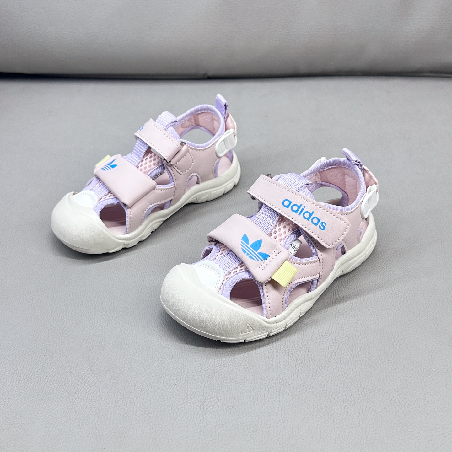 图片[2]-AD魔术贴溯溪软底儿童沙滩凉鞋26-37码 🧦这双Adidas儿童凉鞋💖不仅设计时尚，还超级贴心哦！🌟它们采用了超方便的魔术贴设计，让小脚丫穿脱自如-选品中心