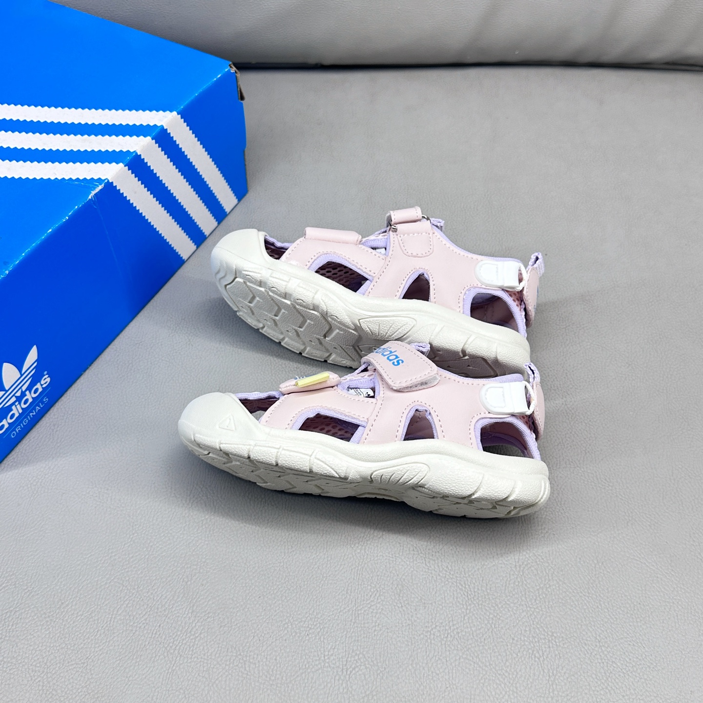 图片[4]-AD魔术贴溯溪软底儿童沙滩凉鞋26-37码 🧦这双Adidas儿童凉鞋💖不仅设计时尚，还超级贴心哦！🌟它们采用了超方便的魔术贴设计，让小脚丫穿脱自如-选品中心