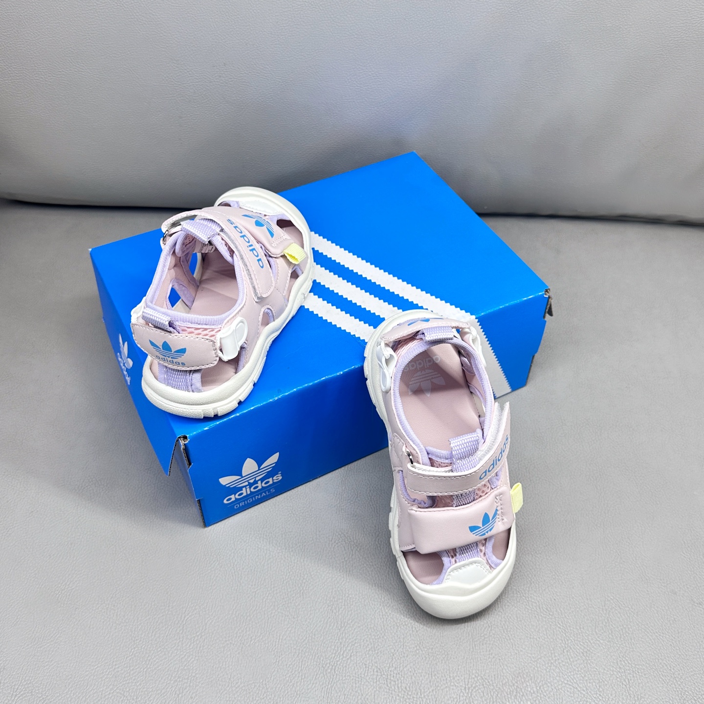 图片[8]-AD魔术贴溯溪软底儿童沙滩凉鞋26-37码 🧦这双Adidas儿童凉鞋💖不仅设计时尚，还超级贴心哦！🌟它们采用了超方便的魔术贴设计，让小脚丫穿脱自如-选品中心