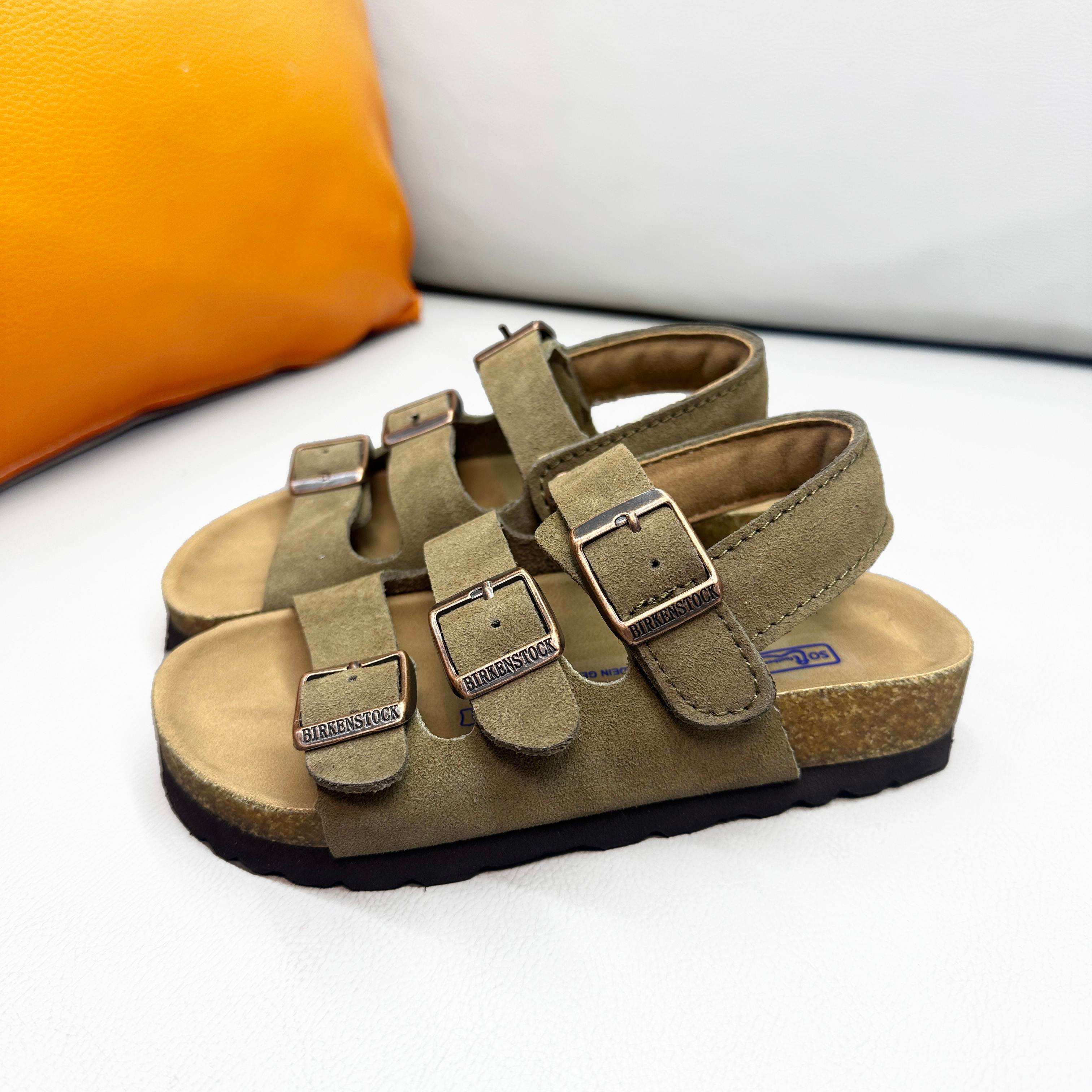 NO:850379,Pre-sale for shipment on the 10th. Birkenstock Milano children's sandals with three-tower buckle and Velcro are available for parent-child arrangements!  Get the same style of Birkenstock with your baby. The comfort of the adult model can also be owned by children ~ The soft suede texture makes the appearance perfect. It is versatile for school, travel and walking. It is a parent-child outfit with a high rate of turning heads when going out. 5 colors antelope brown, black, princess pink, chestnut, goat gray, sizes 20-37, slippers, sandals, birkenstock, sandals, slippers, chamois leather,19860909预售10号出货 Birkenstock（勃肯）Milano 三塔扣魔术贴儿童凉鞋 亲子款安排上！和娃一起get同款勃肯 大人款的舒适,小朋友也能拥有～ 软乎乎的麂皮质感,颜值直接拉满, 上学、出游、遛弯都百搭, 出门就是回头率超高的亲子穿搭 5色羚羊棕 黑色 公主粉 栗色 山羊灰 尺码20-37,拖鞋，凉鞋,birkenstock,sandals,slippers,chamois leather,,Children's