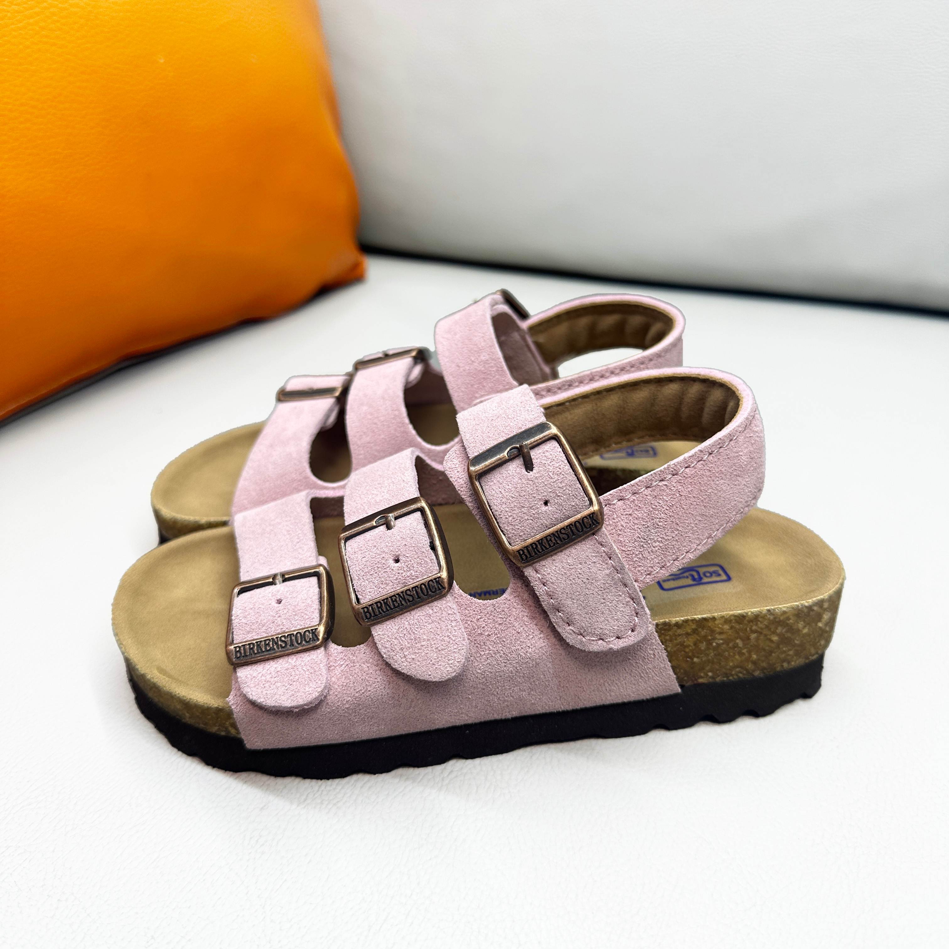 NO:850397,Birkenstock (Birkenstock) Milano three-pago buckle Velcro children's sandals Birkenstock children's model | Summer OOTD versatile king. Classic three-breasted design, suitable for both men and women. Available in a variety of colors, the cork footbed is comfortable and full. Whether it is casual pants or a small skirt, it is very fashionable to wear casually. You have been fashionable since you were a child, and you will look the most beautiful when you go out!  5 colors antelope brown black princess pink maroon goat gray size 20-37, slippers, sandals, birkenstock, sandals, slippers, skirts,19860909Birkenstock（勃肯）Milano 三塔扣魔术贴儿童凉鞋 勃肯儿童款｜夏日OOTD百搭王 经典三排扣设计,男女宝都能hold住, 多种颜色可选,软木鞋床舒适拉满, 不管是休闲裤还是小裙子,随便搭都很潮, 从小get时髦感,出门就是最靓的仔！ 5色羚羊棕 黑色 公主粉 栗色 山羊灰 尺码20-37,拖鞋，凉鞋,birkenstock,sandals,slippers,skirts,,Children's