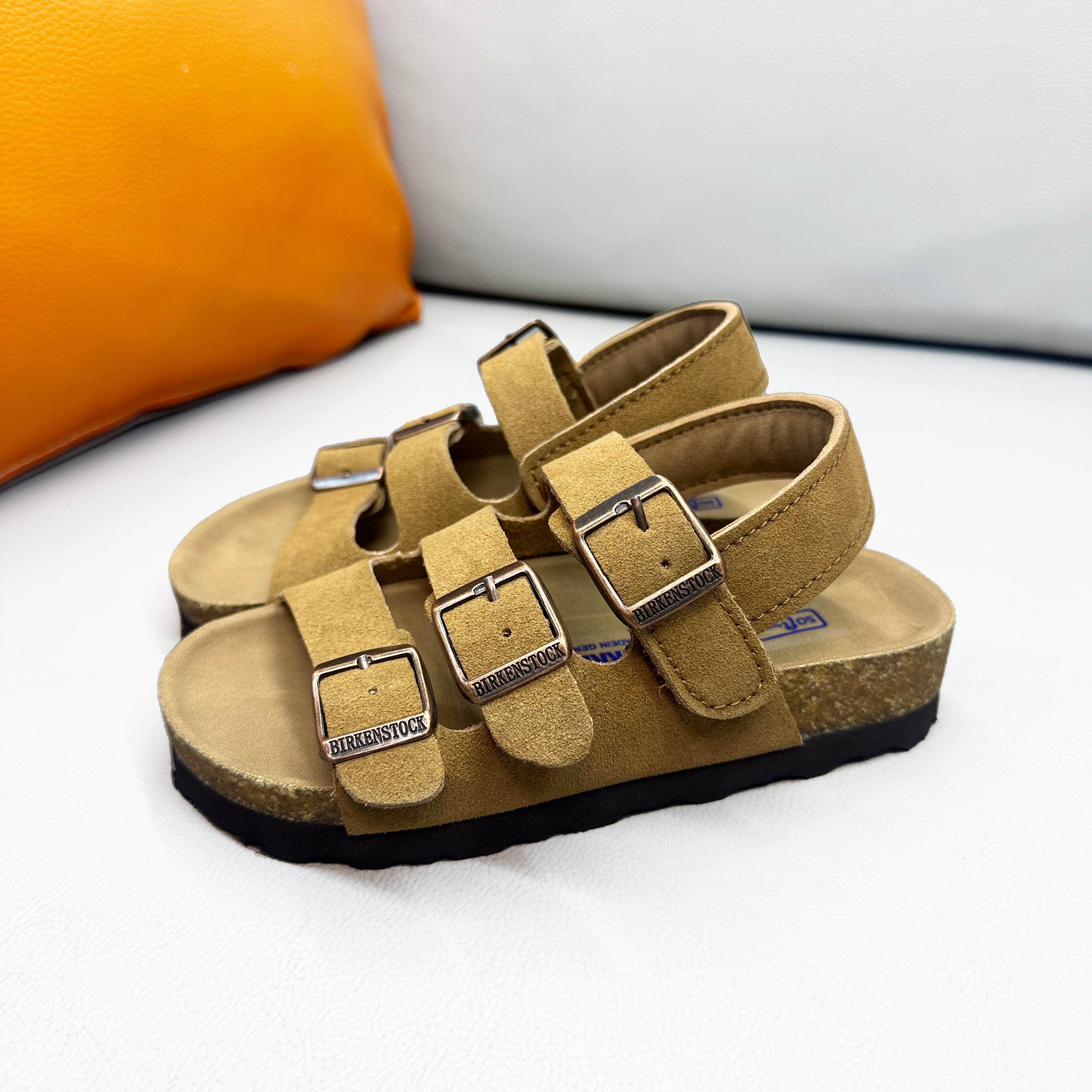 NO:850406,Birkenstock (Birkenstock) Milano three-pago buckle Velcro children's sandals. The summer wind is the gentleness given by Birkenstock. The first pair of Birkenstock for children. The soft suede texture is as comfortable as stepping on clouds. Every step is steady, guarding every run in your growth. May your summer be free and unrestrained. 5 colors antelope brown, black, princess pink, maroon, goat gray  Size 20-37, slippers, sandals, birkenstock, sandals, slippers,19860909Birkenstock（勃肯）Milano 三塔扣魔术贴儿童凉鞋 夏天的风,是勃肯给的温柔 给孩子的第一双勃肯, 软乎乎的绒面质感,像踩在云朵上一样舒服, 每一步都稳稳当当,守护成长里的每一次奔跑, 愿你的夏天,自在又无拘无束 5色羚羊棕 黑色 公主粉 栗色 山羊灰 尺码20-37,拖鞋，凉鞋,birkenstock,sandals,slippers,,Children's