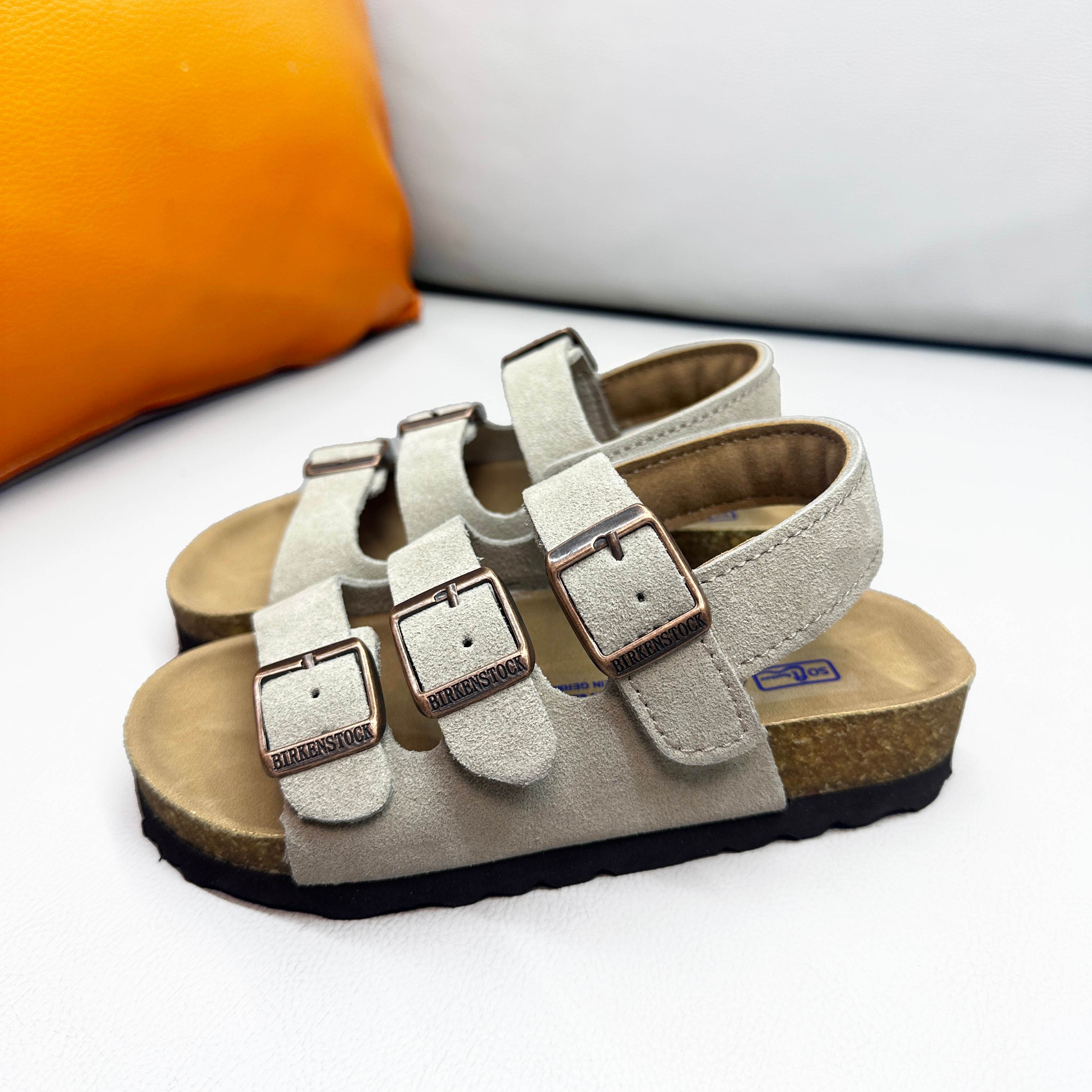 NO:850416,Birkenstock (Birkenstock) Milano three-buckle Velcro children's sandals. Children's summer is taken care of by Birkenstock!  The macaron color is soft, the three-breasted buckle is adjustable, and the heels will not fall off when running or jumping. The cork footbed protects the little feet, and you will not feel tired after going out for a whole day ~ Who can resist a pair of good-looking and comfortable sandals? 5 colors: antelope brown, black, princess pink, chestnut, goat gray, sizes 20-37, slippers, sandals, birkenstock, sandals, slippers,19860909Birkenstock（勃肯）Milano 三塔扣魔术贴儿童凉鞋 小朋友的夏天,被勃肯承包啦！ 马卡龙色系软乎乎的, 三排扣可调节,跑跳都不掉跟, 软木鞋床护着小脚脚, 出门玩一整天都不喊累～ 谁能拒绝一双好看又舒服的凉鞋呀 5色羚羊棕 黑色 公主粉 栗色 山羊灰 尺码20-37,拖鞋，凉鞋,birkenstock,sandals,slippers,,Children's