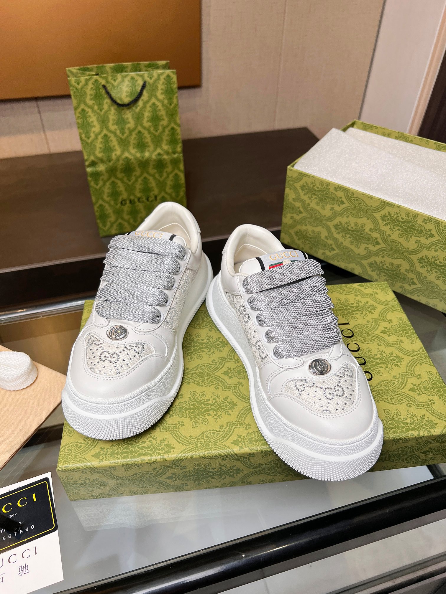 💰380 2024新款，顶级版本🔝原版购入开发做货，品质100/99.99免检
这款运动鞋采用GG帆布材质。紫色皮革细节以鲜明对比为单品增加深度，细节更显丰满 ！😋
💚鞋底：原版开模TPU大底
❤️底厚：约6cm，羊皮里
🤍码数：女35-40男39-45。