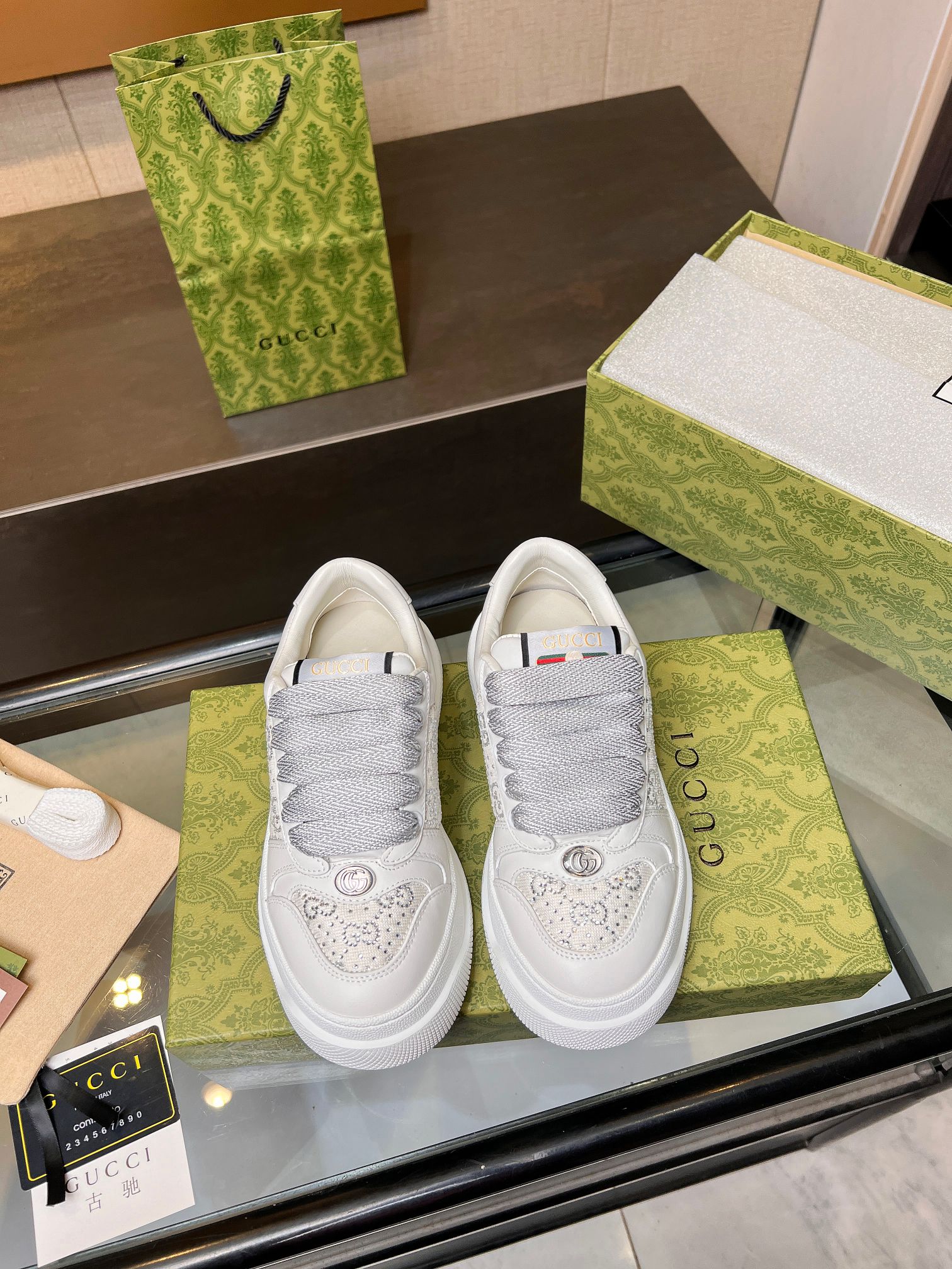 💰380 2024新款，顶级版本🔝原版购入开发做货，品质100/99.99免检
这款运动鞋采用GG帆布材质。紫色皮革细节以鲜明对比为单品增加深度，细节更显丰满 ！😋
💚鞋底：原版开模TPU大底
❤️底厚：约6cm，羊皮里
🤍码数：女35-40男39-45。