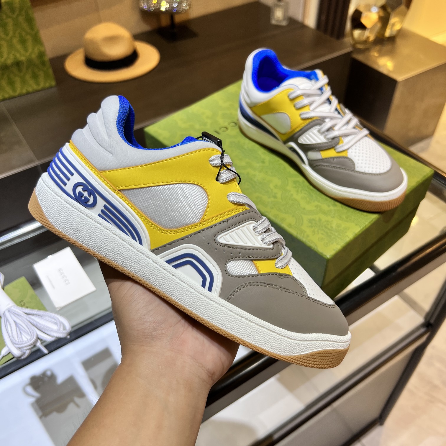 NO:558065,High version, the top version of men's P.Gucci low-top sneakers!  The new color matching is a one-to-one replica. New model for early spring, creating a perfect style for the street. It is cool and sassy. Fashionable C-position wear. Classic boot shape with a retro and futuristic feel + British color matching design. Super eye-catching. Various leather splicing. Original inverted mold last type, imported high-end knitting needles showing exquisite texture!  Mold customization of high-density TPU outsole. 15 colors are available first. Size, men's 39-46, gucci, boots19860909高版本,男P.Gucci低帮球鞋顶级版本！新配色一比一复刻.早春新款,打造属于完美的风格炸街款又酷又飒 C位时髦穿搭 带复古加未来感经典靴型+英伦拼色设计 超耐看.各种皮面拼接 原版倒模楦型,进口高端织针呈现出精致质感！开模定制高密TPU大底.15色先出.码数,,男39-46,,gucci,boots,Men's shoes