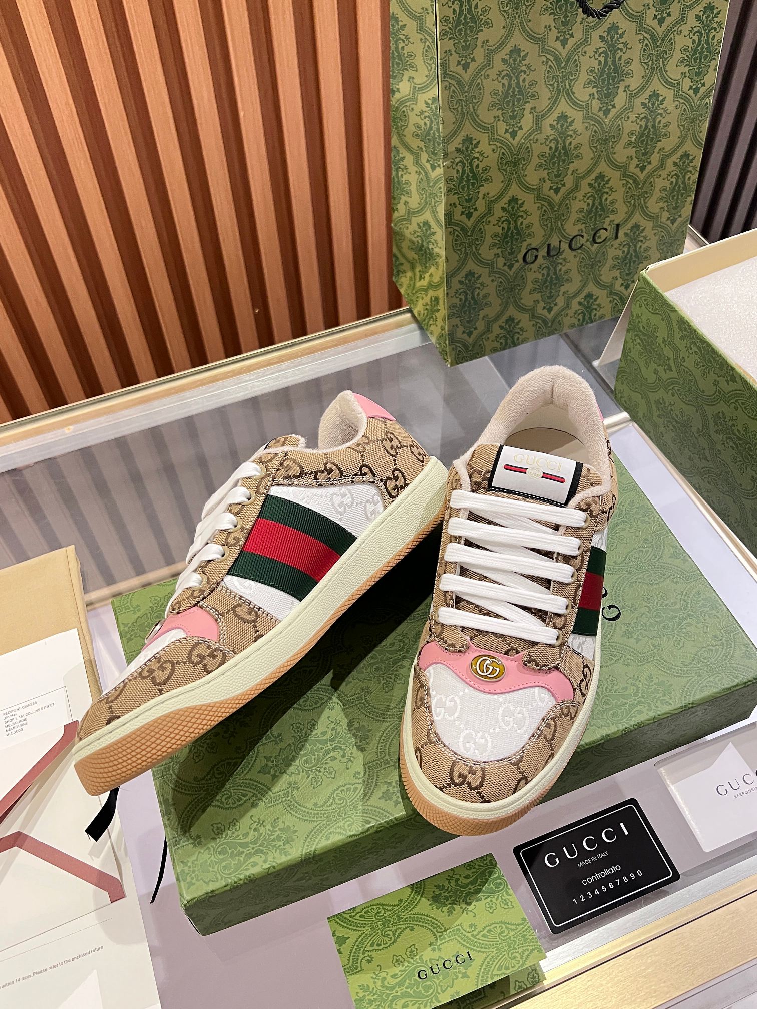 NO:556841,Real price.Gucci dirty shoes  Top factory quality, impeccable at the store, the comfort level is incredible, retro and distressed elements, washed retro logo on the tongue, metal double LOGO with 99 recognition, full of Gucci elements; terrycloth lining, cowhide foot pads and 3mm latex are much more comfortable than genuine leather shoes, environmentally friendly TPU wear-resistant outsole, soft and elastic  .The inside of the tongue is made of imported elastic bands, which have great tension and will not strangle your feet. I do not develop the shoes without the original version. Only by getting the original version can the shoes be accurate and beat the market version. Every stitch and line is very tight and full. The debugging process is the most painstaking. It takes more than a hundred modifications to adjust it to the perfect state so that it can be worn comfortably by all kinds of foot types!  Size 35-45,,gucci,cowhide19860909实价.Gucci脏脏鞋 顶级工厂品质,专柜一比一无可挑剔,穿上脚舒适度燃到爆表复古做旧元素,鞋舌水洗复古标,金属双Glogo相识度99,满面的Gucci元素；毛巾布内里,牛皮垫脚加3mm的乳胶比真皮的鞋子舒服多了,环保TPU耐磨大底,柔软有弹性.鞋舌内侧采用进口松紧带,拉力超级棒又不会勒脚我是无原版不开发,只有拿到原版做出来的鞋子才能不差毫厘,秒杀市面版本,每一针一线都是非常紧实饱满.调试的过程是最花心思的修修改改不下百遍才调整到完美的状态让各种脚型都穿的舒适！码数35-45,,gucci,cowhide,Men's shoes