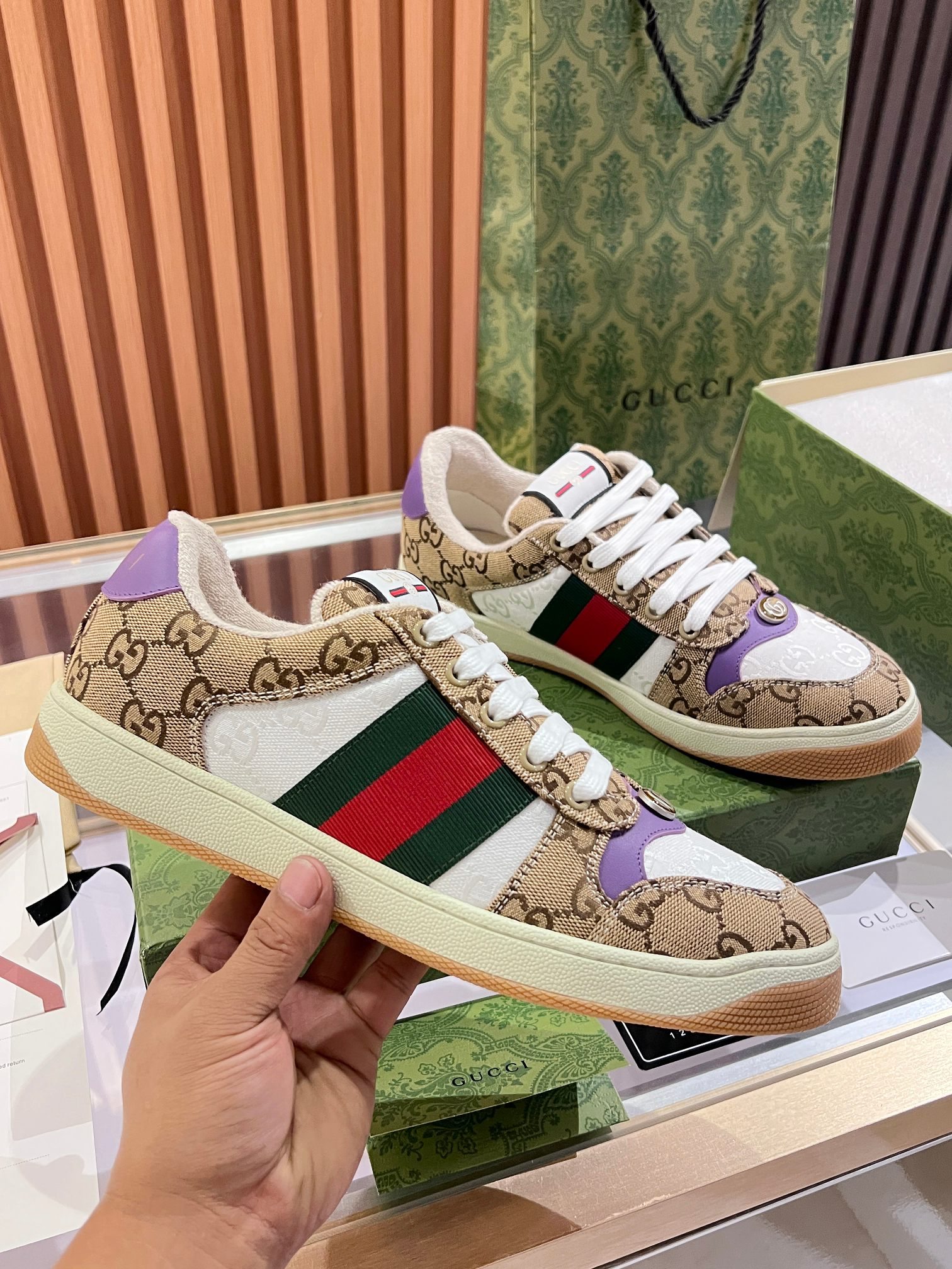 NO:556836,Real price.Gucci dirty shoes  Top factory quality, impeccable at the store, the comfort level is incredible, retro and distressed elements, washed retro logo on the tongue, metal double LOGO with 99 recognition, full of Gucci elements; terrycloth lining, cowhide foot pads and 3mm latex are much more comfortable than genuine leather shoes, environmentally friendly TPU wear-resistant outsole, soft and elastic  .The inside of the tongue is made of imported elastic bands, which have great tension and will not strangle your feet. I do not develop the shoes without the original version. Only by getting the original version can the shoes be accurate and beat the market version. Every stitch and line is very tight and full. The debugging process is the most painstaking. It takes more than a hundred modifications to adjust it to the perfect state so that it can be worn comfortably by all kinds of foot types!  Size 35-45),,gucci,cowhide19860909实价.Gucci脏脏鞋 顶级工厂品质,专柜一比一无可挑剔,穿上脚舒适度燃到爆表复古做旧元素,鞋舌水洗复古标,金属双Glogo相识度99,满面的Gucci元素；毛巾布内里,牛皮垫脚加3mm的乳胶比真皮的鞋子舒服多了,环保TPU耐磨大底,柔软有弹性.鞋舌内侧采用进口松紧带,拉力超级棒又不会勒脚我是无原版不开发,只有拿到原版做出来的鞋子才能不差毫厘,秒杀市面版本,每一针一线都是非常紧实饱满.调试的过程是最花心思的修修改改不下百遍才调整到完美的状态让各种脚型都穿的舒适！码数35-45）,,gucci,cowhide,Men's shoes