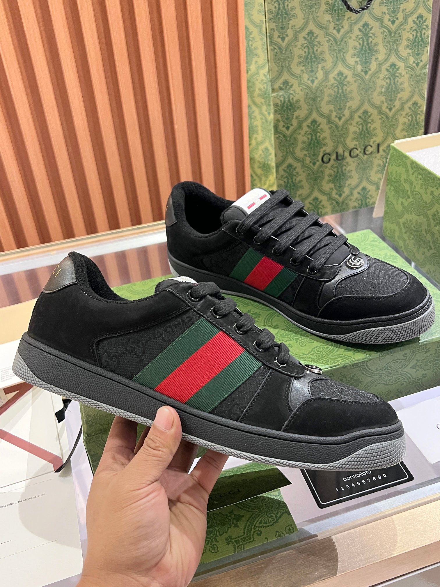 NO:556846,Real price Gucci dirty shoes  Top factory quality, impeccable at the store, the comfort level is incredible, retro and distressed elements, washed retro logo on the tongue, metal double LOGO with 99 recognition, full of Gucci elements; terrycloth lining, cowhide foot pads and 3mm latex are much more comfortable than genuine leather shoes, environmentally friendly TPU wear-resistant outsole, soft and elastic  .The inside of the tongue is made of imported elastic bands, which have great tension and will not strangle your feet. I do not develop without the original version. Only by getting the original version can the shoes be accurate and beat the market version. Every stitch and line is very tight and full. The debugging process is the most painstaking. It takes more than a hundred modifications to adjust it to the perfect state so that it can be worn comfortably by all kinds of foot types!  Size 35-45,,gucci,cowhide19860909实价 Gucci脏脏鞋 顶级工厂品质,专柜一比一无可挑剔,穿上脚舒适度燃到爆表复古做旧元素,鞋舌水洗复古标,金属双Glogo相识度99,满面的Gucci元素；毛巾布内里,牛皮垫脚加3mm的乳胶比真皮的鞋子舒服多了,环保TPU耐磨大底,柔软有弹性.鞋舌内侧采用进口松紧带,拉力超级棒又不会勒脚我是无原版不开发,只有拿到原版做出来的鞋子才能不差毫厘,秒杀市面版本,每一针一线都是非常紧实饱满.调试的过程是最花心思的修修改改不下百遍才调整到完美的状态让各种脚型都穿的舒适！码数35-45,,gucci,cowhide,Men's shoes