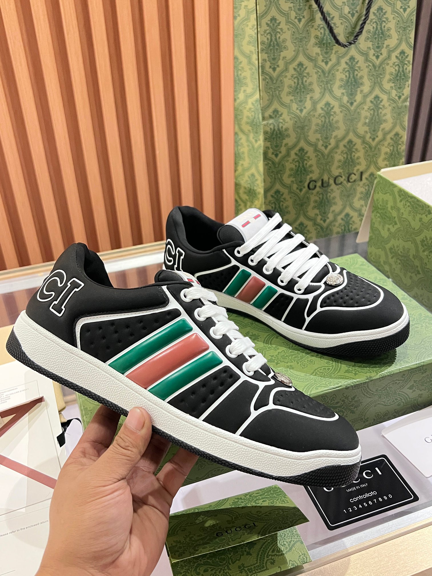 NO:556851,Real price Gucci dirty shoes, top factory quality, impeccable at the counter, extremely comfortable to wear. Retro distressed elements, washed retro logo on the tongue, metal double LOGO with a recognition score of 99, full of Gucci elements; terrycloth lining, cowhide foot pads and 3mm latex are much more comfortable than genuine leather shoes, environmentally friendly TPU wear-resistant outsole, soft and elastic. The inside of the tongue uses imported elastic bands, which have great tension and will not strangle the feet.  I don't develop without the original version. Only by getting the original version can the shoes be accurate and beat the market version instantly. Every stitch and every stitch is very tight and full. The debugging process is the most painstaking process. It takes more than a hundred modifications to adjust it to the perfect state so that it can be worn comfortably by all kinds of foot types!  Size 35-45),,gucci,cowhide19860909实价 Gucci脏脏鞋 顶级工厂品质,专柜一比一无可挑剔,穿上脚舒适度燃到爆表 复古做旧元素,鞋舌水洗复古标,金属双Glogo相识度99,满面的Gucci元素；毛巾布内里,牛皮垫脚加3mm的乳胶比真皮的鞋子舒服多了, 环保TPU耐磨大底,柔软有弹性. 鞋舌内侧采用进口松紧带,拉力超级棒又不会勒脚 我是无原版不开发,只有拿到原版做出来的鞋子才能不差毫厘,秒杀市面版本,每一针一线都是非常紧实饱满.调试的过程是最花心思的修修改改不下百遍才调整到完美的状态让各种脚型都穿的舒适！码数35-45）,,gucci,cowhide,Men's shoes