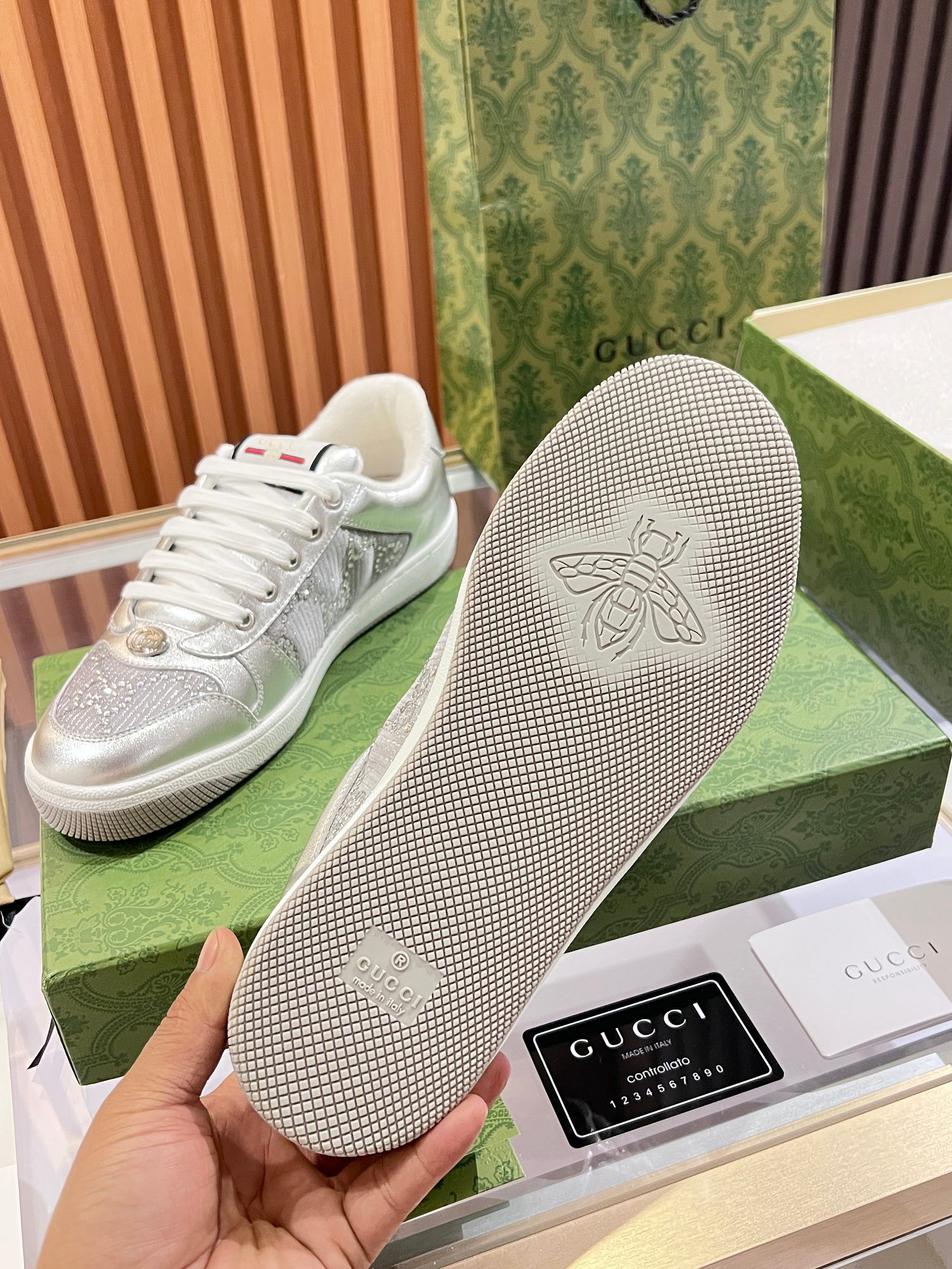 NO:556855,Real-price Gucci dirty shoes, top factory quality, impeccable at the counter, extremely comfortable to put on. Retro distressed elements, washed retro logo on the tongue, metal double LOGO with a recognition score of 99, full of Gucci elements; terrycloth lining, cowhide foot pads and 3mm latex are much more comfortable than genuine leather shoes, environmentally friendly TPU wear-resistant outsole, soft and elastic. The inside of the tongue uses imported elastic bands, which have great tension and will not strangle the feet.  I don't develop without the original version. Only by getting the original version can the shoes be accurate and beat the market version instantly. Every stitch and every stitch is very tight and full. The debugging process is the most painstaking process. It takes more than a hundred modifications to adjust it to the perfect state so that it can be worn comfortably by all kinds of foot types!  Size 35-45,,gucci,cowhide19860909实价Gucci脏脏鞋 顶级工厂品质,专柜一比一无可挑剔,穿上脚舒适度燃到爆表 复古做旧元素,鞋舌水洗复古标,金属双Glogo相识度99,满面的Gucci元素；毛巾布内里,牛皮垫脚加3mm的乳胶比真皮的鞋子舒服多了, 环保TPU耐磨大底,柔软有弹性. 鞋舌内侧采用进口松紧带,拉力超级棒又不会勒脚 我是无原版不开发,只有拿到原版做出来的鞋子才能不差毫厘,秒杀市面版本,每一针一线都是非常紧实饱满.调试的过程是最花心思的修修改改不下百遍才调整到完美的状态让各种脚型都穿的舒适！码数35-45,,gucci,cowhide,Men's shoes