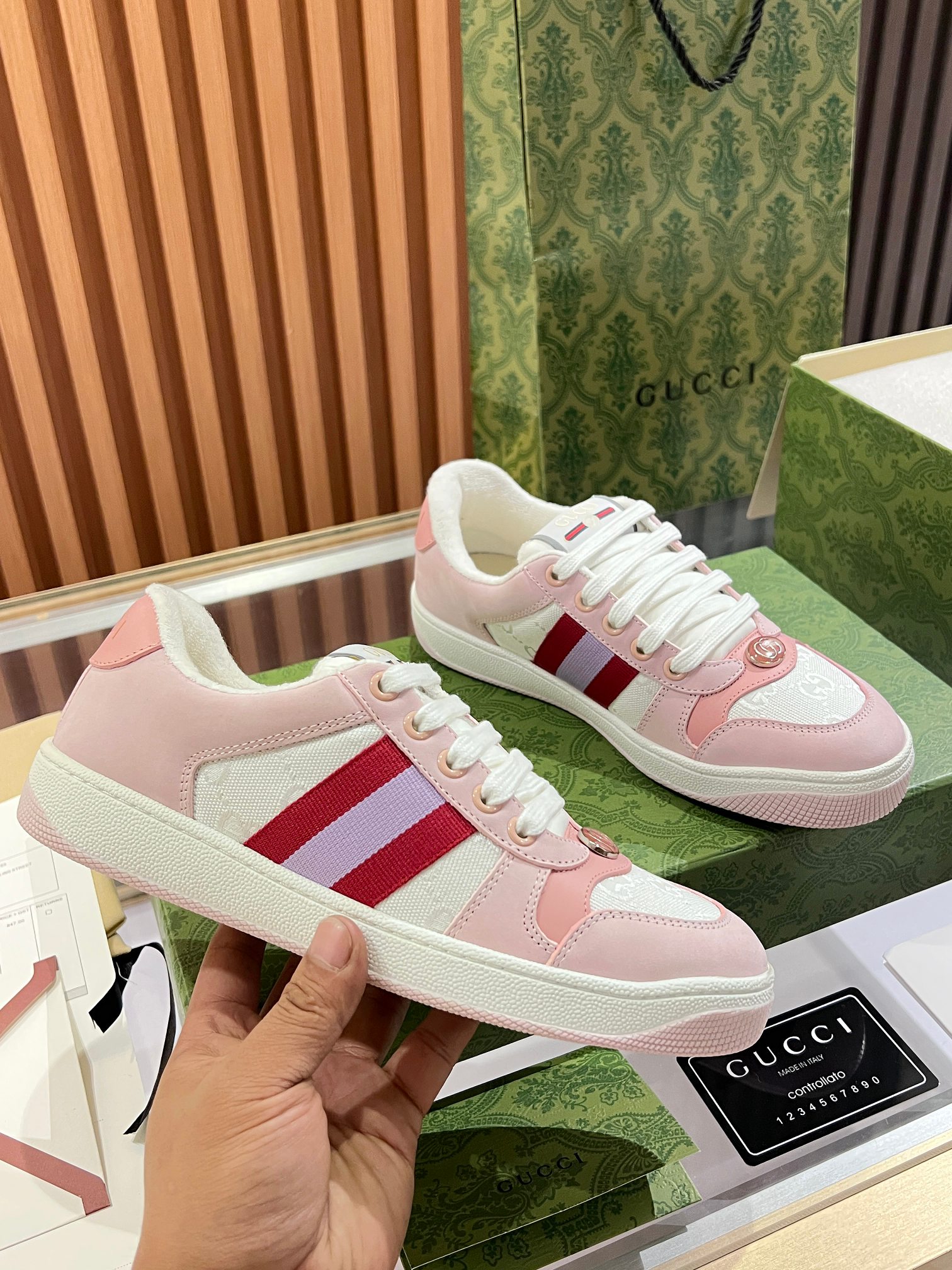 NO:556860,Real price Gucci dirty shoes, top factory quality, impeccable at the counter, extremely comfortable to wear. Retro distressed elements, washed retro logo on the tongue, metal double LOGO with a recognition score of 99, full of Gucci elements; terrycloth lining, cowhide foot pads and 3mm latex are much more comfortable than genuine leather shoes, environmentally friendly TPU wear-resistant outsole, soft and elastic. The inside of the tongue uses imported elastic bands, which have great tension and will not strangle the feet.  I don't develop without the original version. Only by getting the original version can the shoes be accurate and beat the market version instantly. Every stitch and every stitch is very tight and full. The debugging process is the most painstaking process. It takes more than a hundred modifications to adjust it to the perfect state so that it can be worn comfortably by all kinds of foot types!  Size 35-45,,gucci,cowhide19860909实价 Gucci脏脏鞋 顶级工厂品质,专柜一比一无可挑剔,穿上脚舒适度燃到爆表 复古做旧元素,鞋舌水洗复古标,金属双Glogo相识度99,满面的Gucci元素；毛巾布内里,牛皮垫脚加3mm的乳胶比真皮的鞋子舒服多了, 环保TPU耐磨大底,柔软有弹性. 鞋舌内侧采用进口松紧带,拉力超级棒又不会勒脚 我是无原版不开发,只有拿到原版做出来的鞋子才能不差毫厘,秒杀市面版本,每一针一线都是非常紧实饱满.调试的过程是最花心思的修修改改不下百遍才调整到完美的状态让各种脚型都穿的舒适！码数35-45,,gucci,cowhide,Men's shoes