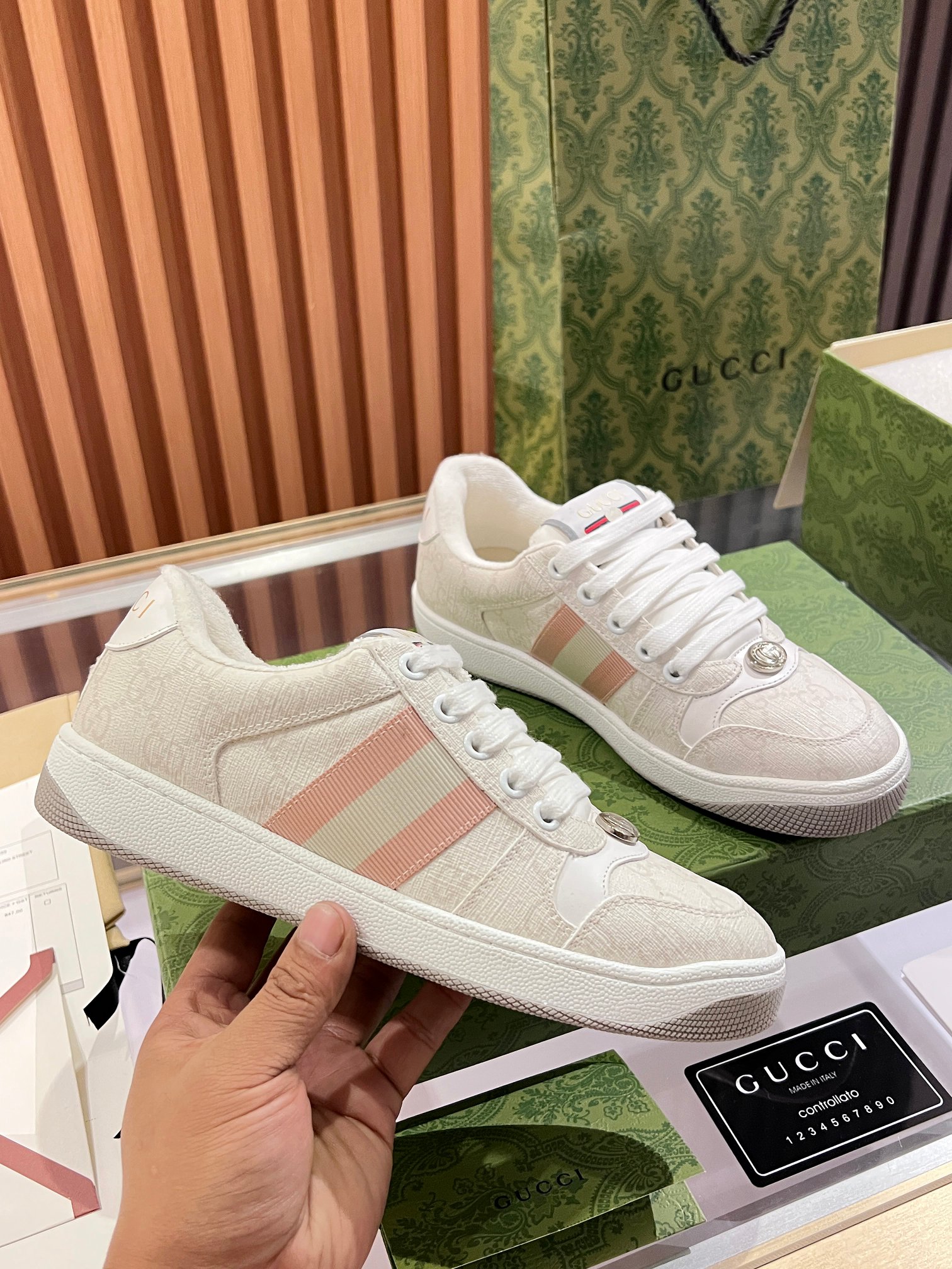 NO:556865,Real price mGucci dirty shoes, top factory quality, impeccable at the counter, extremely comfortable to wear. Retro distressed elements, washed retro logo on the tongue, metal double LOGO with a recognition score of 99, full of Gucci elements; terry cloth lining, cowhide foot pads and 3mm latex are much more comfortable than genuine leather shoes, environmentally friendly TPU wear-resistant outsole, soft and elastic. The inside of the tongue uses imported elastic bands, which have great tension and will not strangle the feet.  I don't develop without the original version. Only by getting the original version can the shoes be accurate and beat the market version instantly. Every stitch and every stitch is very tight and full. The debugging process is the most painstaking process. It takes more than a hundred modifications to adjust it to the perfect state so that it can be worn comfortably by all kinds of foot types!  Size 35-45,,gucci,cowhide19860909实价 mGucci脏脏鞋 顶级工厂品质,专柜一比一无可挑剔,穿上脚舒适度燃到爆表 复古做旧元素,鞋舌水洗复古标,金属双Glogo相识度99,满面的Gucci元素；毛巾布内里,牛皮垫脚加3mm的乳胶比真皮的鞋子舒服多了, 环保TPU耐磨大底,柔软有弹性. 鞋舌内侧采用进口松紧带,拉力超级棒又不会勒脚 我是无原版不开发,只有拿到原版做出来的鞋子才能不差毫厘,秒杀市面版本,每一针一线都是非常紧实饱满.调试的过程是最花心思的修修改改不下百遍才调整到完美的状态让各种脚型都穿的舒适！码数35-45,,gucci,cowhide,Men's shoes