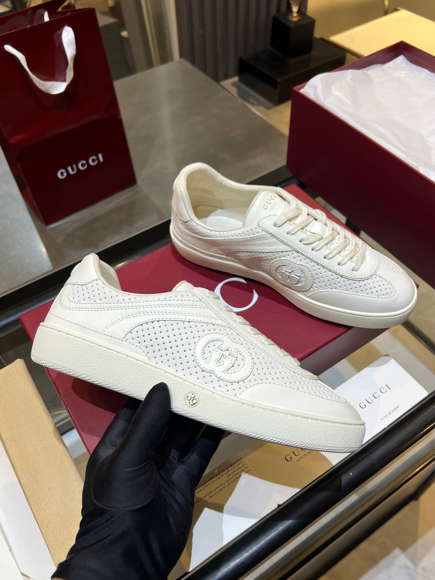 NO:356254,High-version, shipment,. Couple model of German training shoes; Forrest Gump shoes; Sports shoes Classic retro style never faded Forrest Gump shoes, absolutely must-have German training sneakers original custom cow leather/beef reverse sued fabric, cow leather footbed, TPU original bottom, size 35-44,,sneakers,cowhide19860909高版本,出货,.情侣款德训鞋；阿甘鞋；运动鞋 经典复古范永不褪色的阿甘训德鞋,绝对人手入必的德训运动鞋原版定牛制皮/牛反绒面料,牛皮垫脚,TPU原版底, 码数35-44,,sneakers,cowhide,Men's shoes