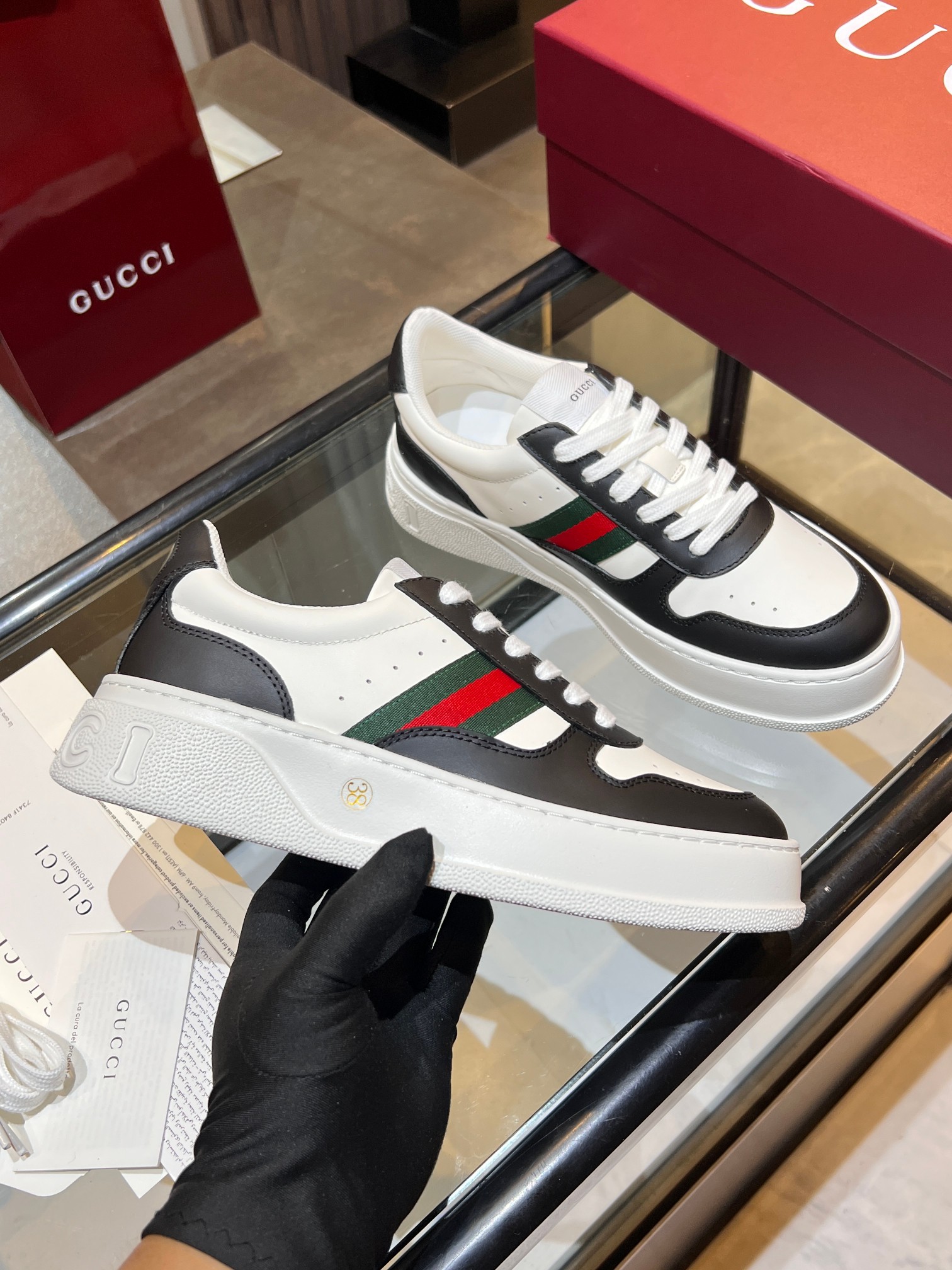 NO:594564,GUCCI autumn and winter couple thick-soled white shoes are here. Purchasing the latest IP lightweight thick-soled shoes that increase height by 5cm in seconds!  The front strap design fits the foot shape and is super easy to put on and take off. The classic red and green webbing embellishment has a retro feel. The upper is made of imported color-blocked environmentally friendly water-dyed calfskin. The cowhide lining + hanging leather molded latex insole. The original ultra-light sole is one-piece injection molding. The foot feels soft and comfortable. Walking is not tiring at all. Take home the complete package. Women's size 35-40 Men's size 39-45 A must-have for couples when going out. The sense of luxury starts from the feet #GUCCI new products  #coupleshoesrecommend #lightluxurywear #autumn and winter essential items, casual shoes/sports shoes, gucci, sneakers, cowhide19860909GUCCI秋冬情侣厚底小白鞋来咯 代购级别最新IP轻质厚底秒增高5cm！ 前绑带设计贴合脚型 穿脱超方便 经典红绿织带点缀 复古感拉满 鞋面选用进口拼色环保水染小牛皮 牛皮内里+挂皮成型乳胶鞋垫 原版超轻鞋底一体射出成型 脚感弹软舒适 走路完全不累脚 全套包装带回家 女码35-40 男码39-45 情侣出街必备款 高级感从脚下开始 #GUCCI新品 #情侣鞋推荐 #轻奢穿搭 #秋冬必备单品,休闲鞋/运动鞋,gucci,sneakers,cowhide,Women's Shoes