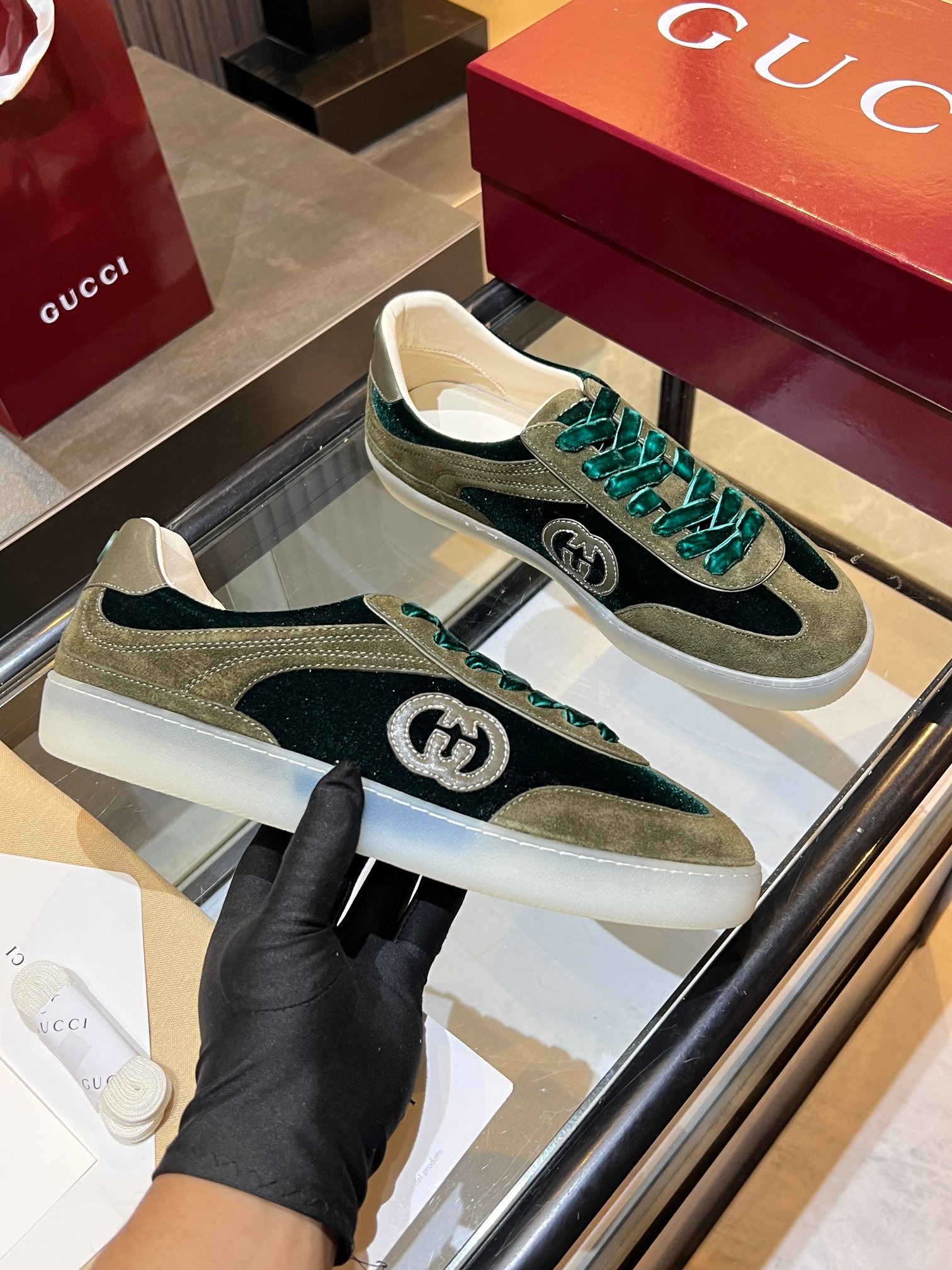 NO:669782,The main selling women's model is the same style as Gucci's early spring catwalk. Thin-soled moral training shoes. Light as walking on clouds, walking with wind. Clean silhouette, unable to hide the lazy exquisiteness. Double G flowing stitches on the side, like hidden poetry. Metallic cowhide and spliced suede cowhide, high-grade and silent texture. Two-color TPU bottom | Every detail is an annotation of hidden luxury. Original development. Full cowhide lining. Official website synchronization | Men and women can be made into couples.  Women’s size 35-40 | Men’s size 39-45 needs to be customized. Wearing it is like a pictorial life. Walking side by side on the street, forming a mobile show #GUCCI2026 preview # Same style as the catwalk # Hidden luxury sneakers # Customized couple model # Designer’s private collection, casual shoes/sneakers, gucci, gucci, sneakers, cowhide19860909主卖女款 古驰早春走秀同款·薄底德训鞋 轻盈如踏云,步履生风 廓形利落,藏不住慵懒的精致 侧边双G流动线迹,宛如暗藏的诗意 金属牛皮和拼接绒面牛皮,质感高级无声 双色TPU底｜每一处细节皆为隐奢注解 原版开发 全牛皮内里 官网同步｜男女可成情侣款 女码35-40｜男码39-45需要定做 穿上便是画报人生 并肩走过街头,自成流动秀场 #GUCCI2026前瞻 #走秀同款 #隐奢运动鞋 #定制情侣款 #设计师私藏,休闲鞋/运动鞋,gucci,gucci,sneakers,cowhide,Women's Shoes