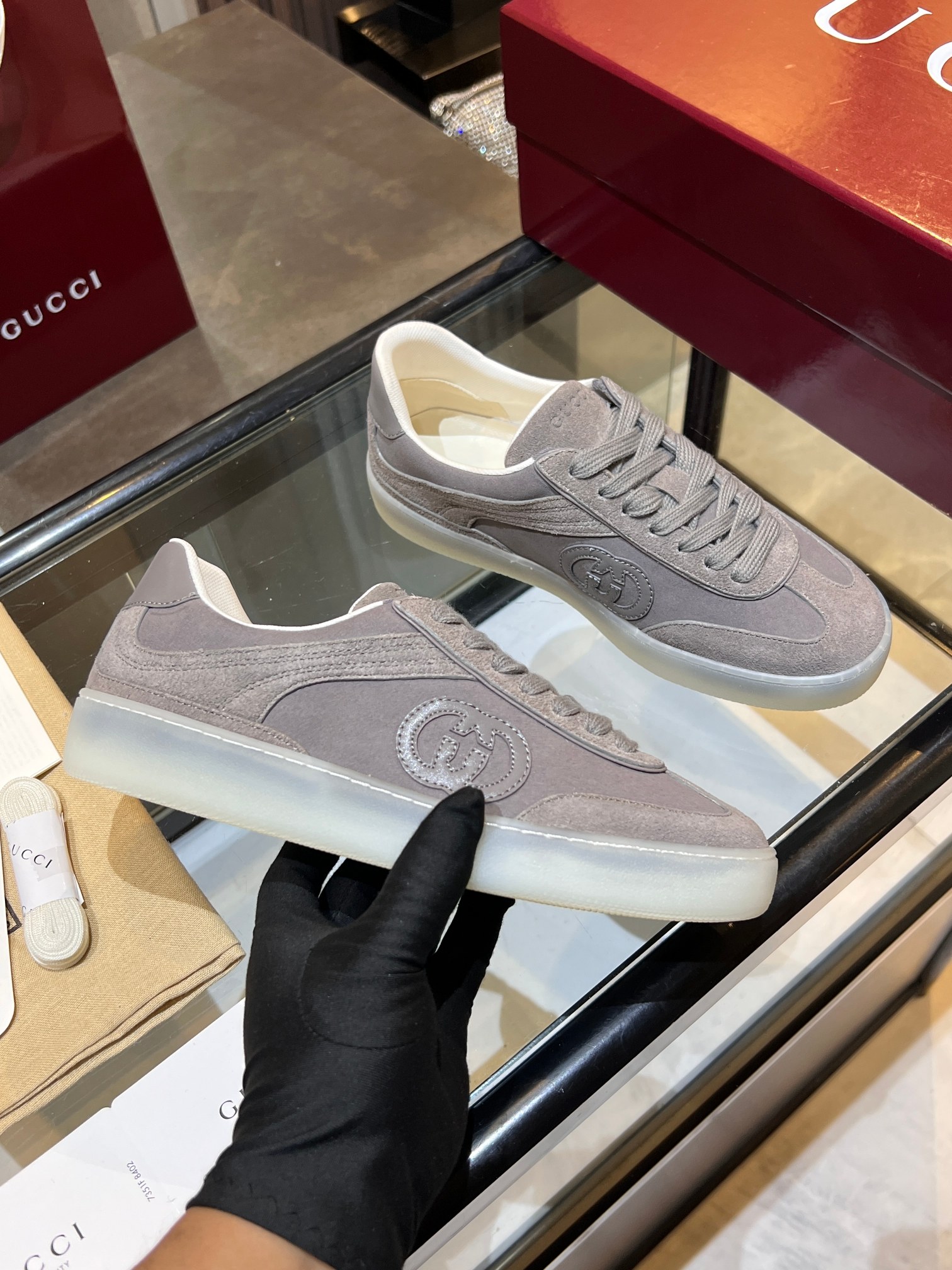 NO:745622,Real price Gucci Shift 2026 catwalk series couple's moral training thin-soled sneakers Gucci Shift series is newly launched, with lightweight design that reinterprets sports style. The neat silhouette adds a sense of freedom and highlights the exquisite texture when moving. The webbing details are like an endless ribbon running through the entire design, and the side stitching details add the finishing touch. Original development. Washed effect cowhide upper. Two-color Tpu outsole.  Size 38-44,,gucci,sneakers,cowhide19860909实价Gucci Shift2026走秀款系列情侣款德训薄底运动鞋 Gucci Shift系列全新上市,轻盈设计焕新诠释运动风尚.利落廓形更添自在本色,行动间彰显精致质感.织带细节宛如一道延绵不绝的饰带贯穿于整个设计,侧边缝线细节增添点睛之笔. 原版开发 水洗效果牛皮鞋面 双色Tpu大底 码数38-44,,gucci,sneakers,cowhide,Men's shoes