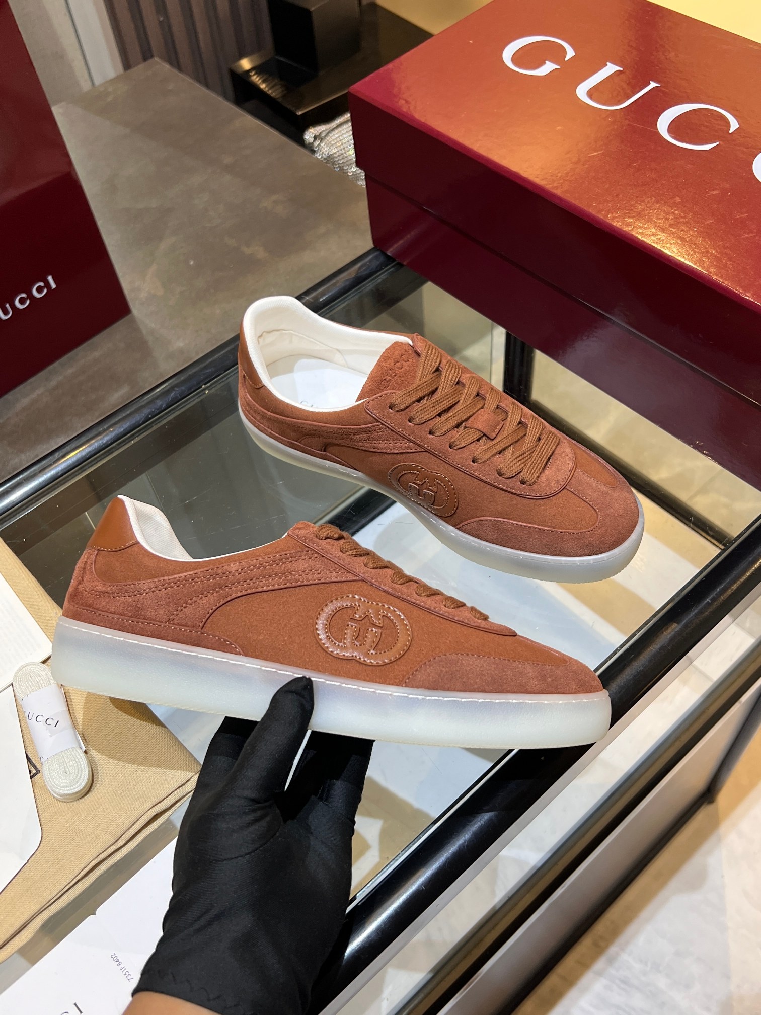 NO:745625,Real price Gucci Shift 2026 catwalk series couple's moral training thin-soled sneakers Gucci Shift series is newly launched, with lightweight design that reinterprets sports style. The neat silhouette adds a sense of freedom and highlights the exquisite texture when moving. The webbing details are like an endless ribbon running through the entire design, and the side stitching details add the finishing touch. Original development. Washed effect cowhide upper. Two-color Tpu outsole.  Size 38-44,,gucci,sneakers,cowhide19860909实价Gucci Shift2026走秀款系列情侣款德训薄底运动鞋 Gucci Shift系列全新上市,轻盈设计焕新诠释运动风尚.利落廓形更添自在本色,行动间彰显精致质感.织带细节宛如一道延绵不绝的饰带贯穿于整个设计,侧边缝线细节增添点睛之笔. 原版开发 水洗效果牛皮鞋面 双色Tpu大底 码数38-44,,gucci,sneakers,cowhide,Men's shoes