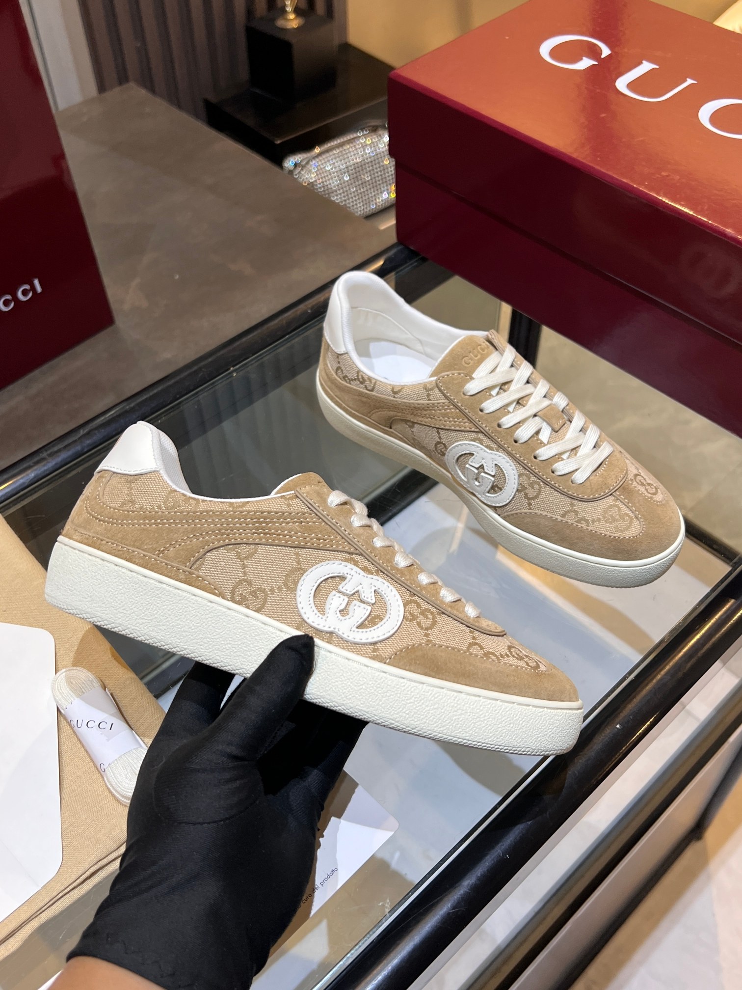 NO:669793,Mainly selling custom-made styles for men and women. The same style as the Gucci early spring catwalk. Thin-soled moral training shoes. Light as walking on clouds, walking with wind. Clean silhouette, unable to hide the lazy sophistication. Double G flowing stitches on the side, like hidden poetry. Metallic cowhide and spliced suede cowhide, high-end and silent texture. Two-color TPU sole | Every detail is annotation of hidden luxury. Original development. Full cowhide lining.  Official website synchronization｜Men and women can become couples. Customized women’s sizes 35-40｜Men’s sizes 39-45. Wearing them is like a pictorial life. Walking side by side on the street, forming a mobile show #GUCCI2026 preview # Same style on the catwalk #hidden luxury sneakers #customized couple models #Designer’s private collection, casual shoes/sneakers, gucci, gucci, sneakers, cowhide19860909主卖男款女款定做 古驰早春走秀同款·薄底德训鞋 轻盈如踏云,步履生风 廓形利落,藏不住慵懒的精致 侧边双G流动线迹,宛如暗藏的诗意 金属牛皮和拼接绒面牛皮,质感高级无声 双色TPU底｜每一处细节皆为隐奢注解 原版开发 全牛皮内里 官网同步｜男女可成情侣款 女码35-40定做｜男码39-45 穿上便是画报人生 并肩走过街头,自成流动秀场 #GUCCI2026前瞻 #走秀同款 #隐奢运动鞋 #定制情侣款 #设计师私藏,休闲鞋/运动鞋,gucci,gucci,sneakers,cowhide,Women's Shoes