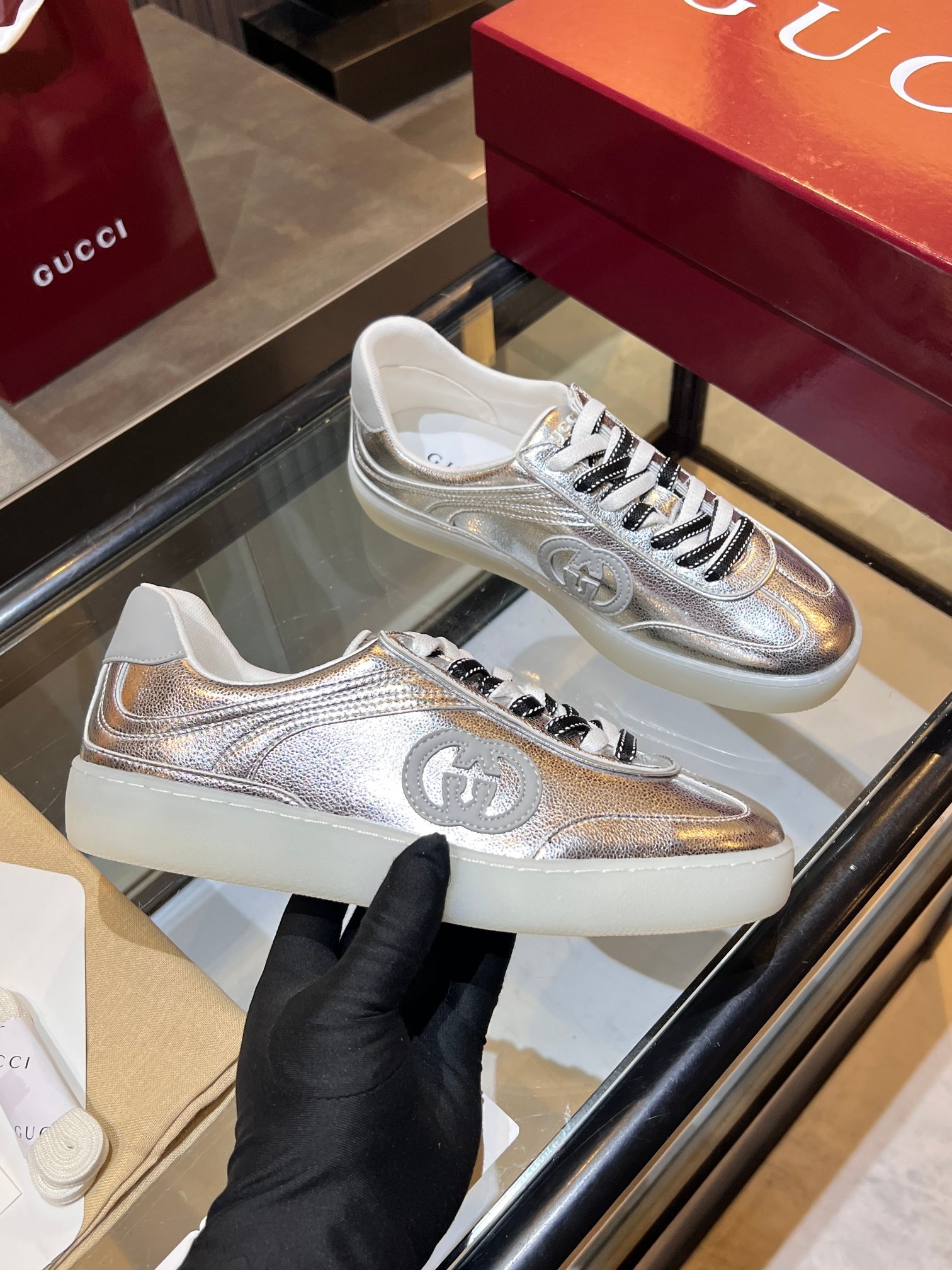 NO:669795,Same style as Gucci's early spring catwalk show·Thin-soled moral shoes. Light as walking on clouds, walking in the wind. Clean silhouette, unable to hide lazy sophistication. Double G flowing stitches on the side, like hidden poetry. Metallic cowhide and spliced suede cowhide, high-grade and silent texture. Two-color TPU bottom | Every detail is an annotation of hidden luxury. Original development. Full cowhide lining. Official website synchronization | Men and women can become couples.  Women’s size 35-40 | Men’s size 39-45. Wear it and look like a pictorial life. Walking side by side on the street, forming a mobile show #GUCCI2026 preview #catwalk same style #hidden luxury sneakers #customized couple model #designer’s private collection, casual shoes/sneakers, gucci, gucci, sneakers, cowhide19860909古驰早春走秀同款·薄底德训鞋 轻盈如踏云,步履生风 廓形利落,藏不住慵懒的精致 侧边双G流动线迹,宛如暗藏的诗意 金属牛皮和拼接绒面牛皮,质感高级无声 双色TPU底｜每一处细节皆为隐奢注解 原版开发 全牛皮内里 官网同步｜男女可成情侣款 女码35-40｜男码39-45 穿上便是画报人生 并肩走过街头,自成流动秀场 #GUCCI2026前瞻 #走秀同款 #隐奢运动鞋 #定制情侣款 #设计师私藏,休闲鞋/运动鞋,gucci,gucci,sneakers,cowhide,Women's Shoes