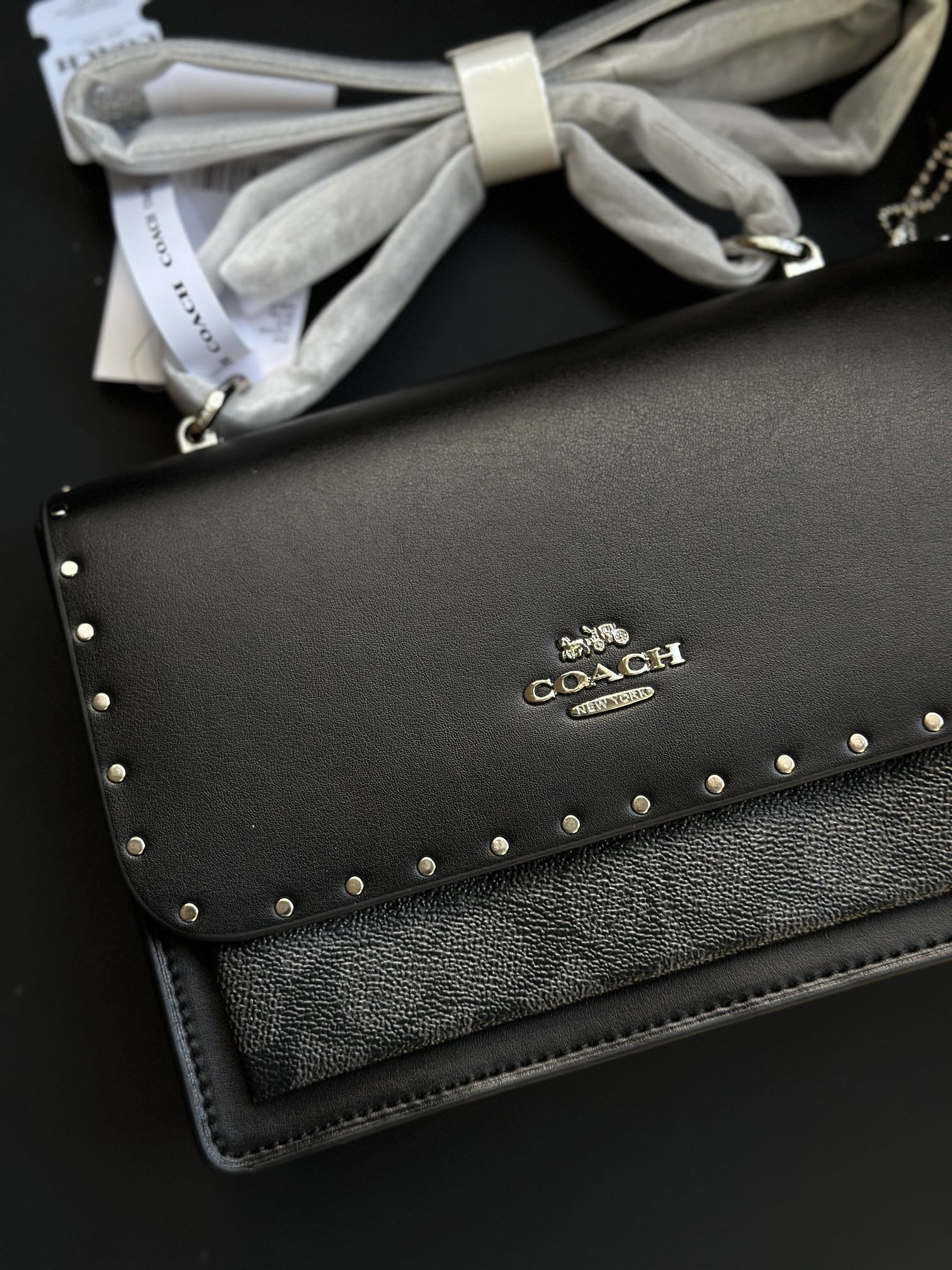 黑老花柳钉の高級感溢れるデザイン