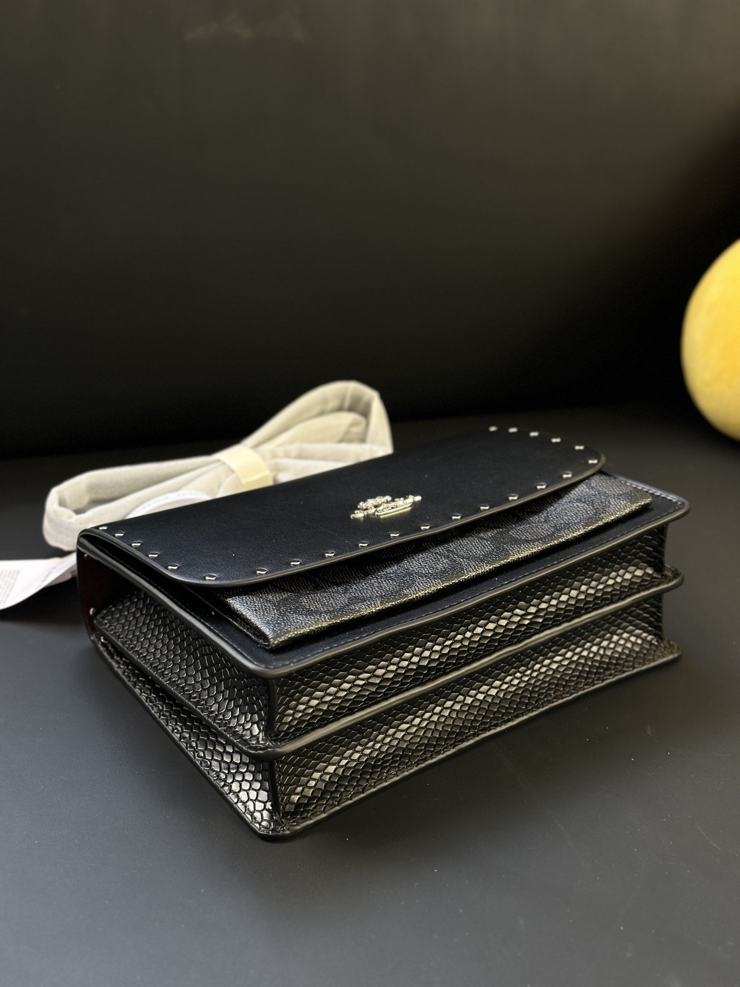 黑老花柳钉の高級感溢れるデザイン